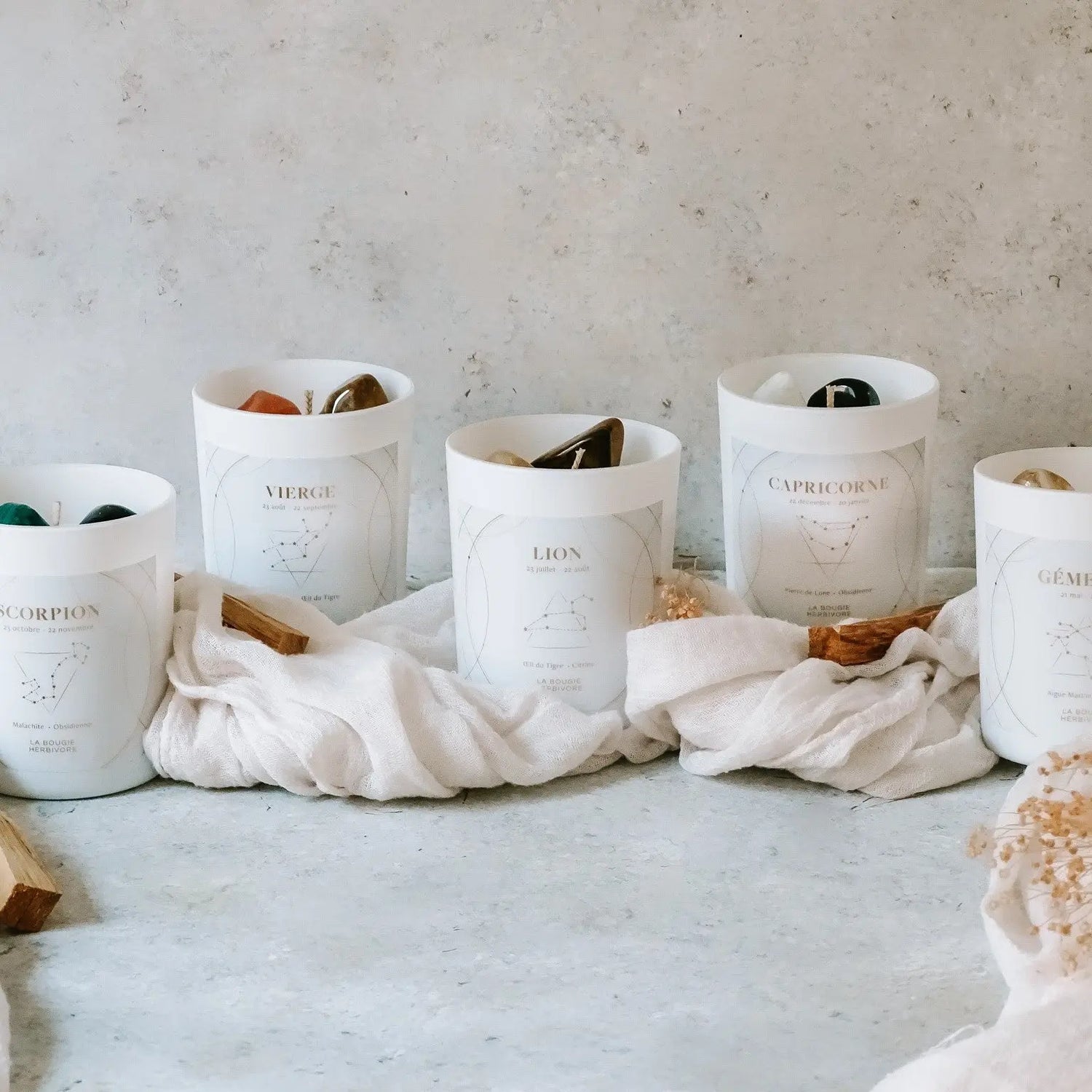 Collection de bougies Astro avec pierres représentant les signes astrologiques, cadeaux astrologiques parfum Grasse