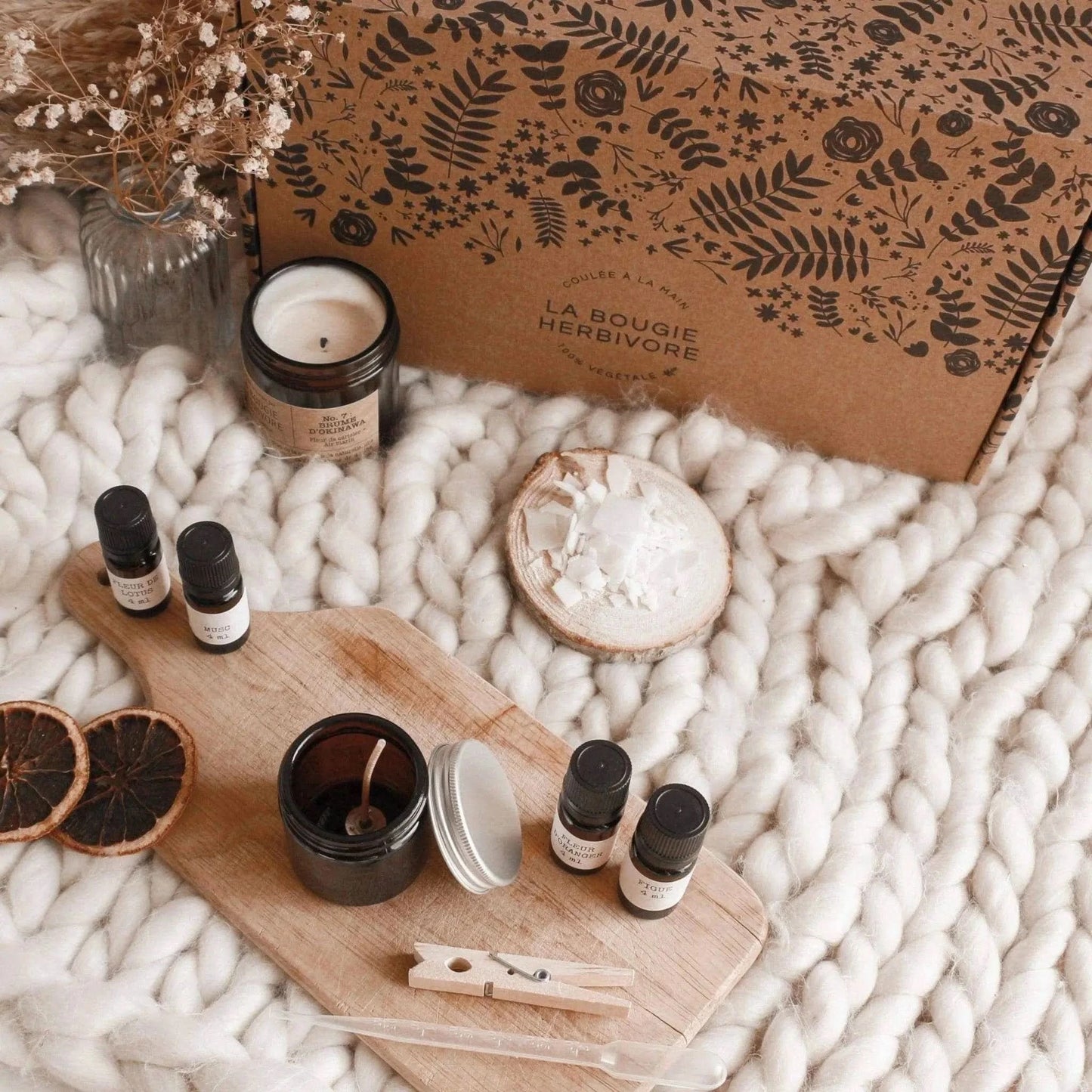 Kit bougies parfumées artisanales de La Bougie Herbivore avec accessoires sur un plateau en bois