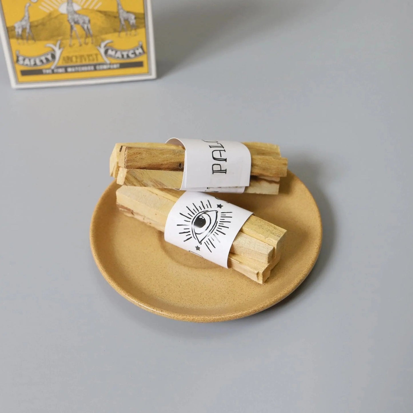 Bâtons de Palo Santo sur assiette, idéal pour acheter Palo Santo France pour la purification