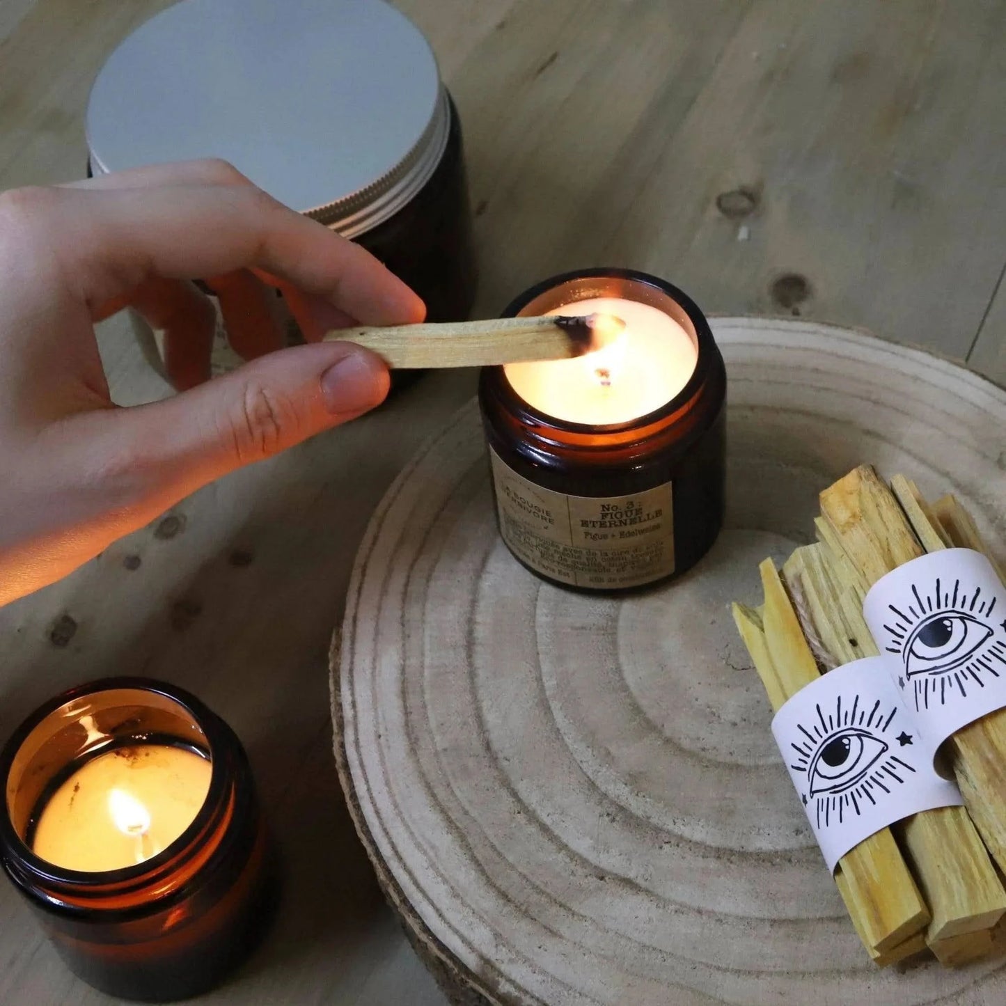 Encens Palo Santo de La Bougie Herbivore avec bougie allumée et bâtons prêts à acheter Palo Santo France