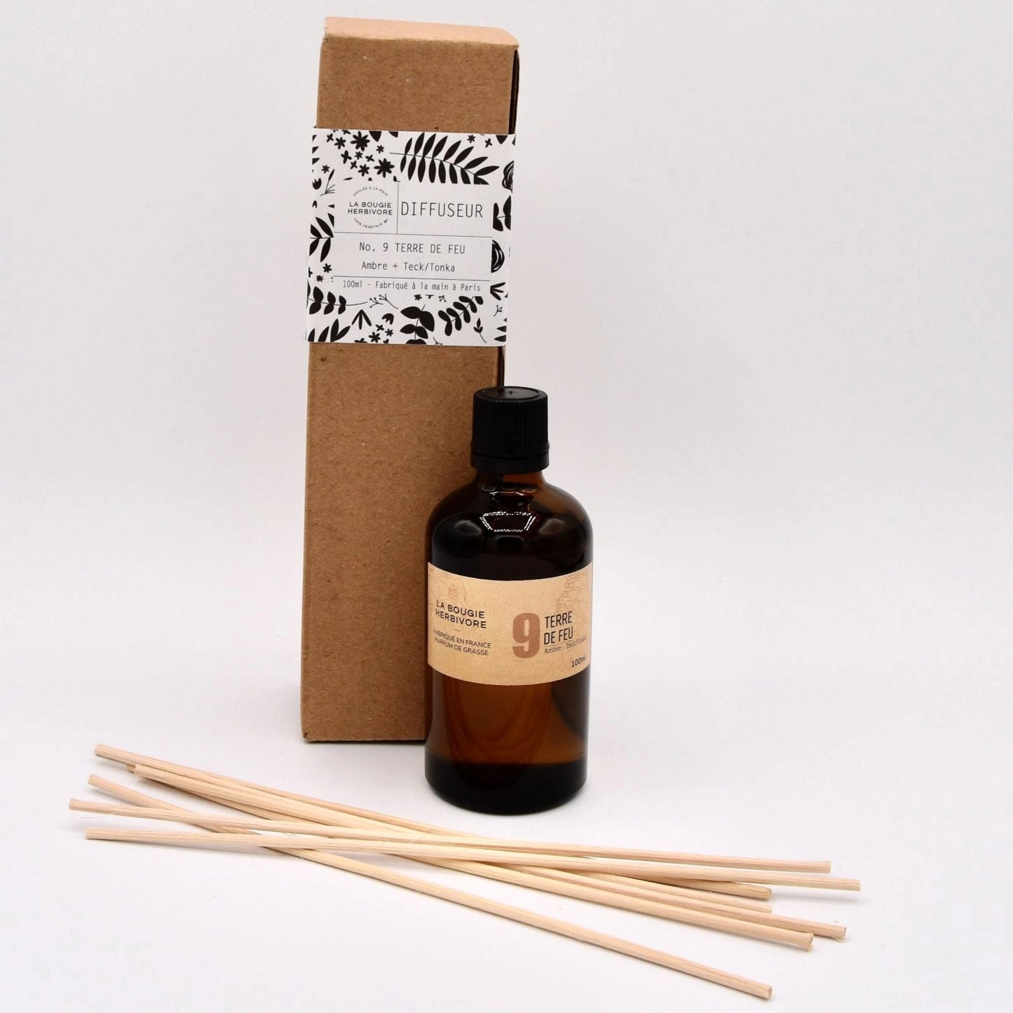 Diffuseur Signature à bâtonnets en Verre Ambré de 100 ml NO. 9 TERRE DE FEU - Ambre + Teck Tonka La Bougie Herbivore diffuseur