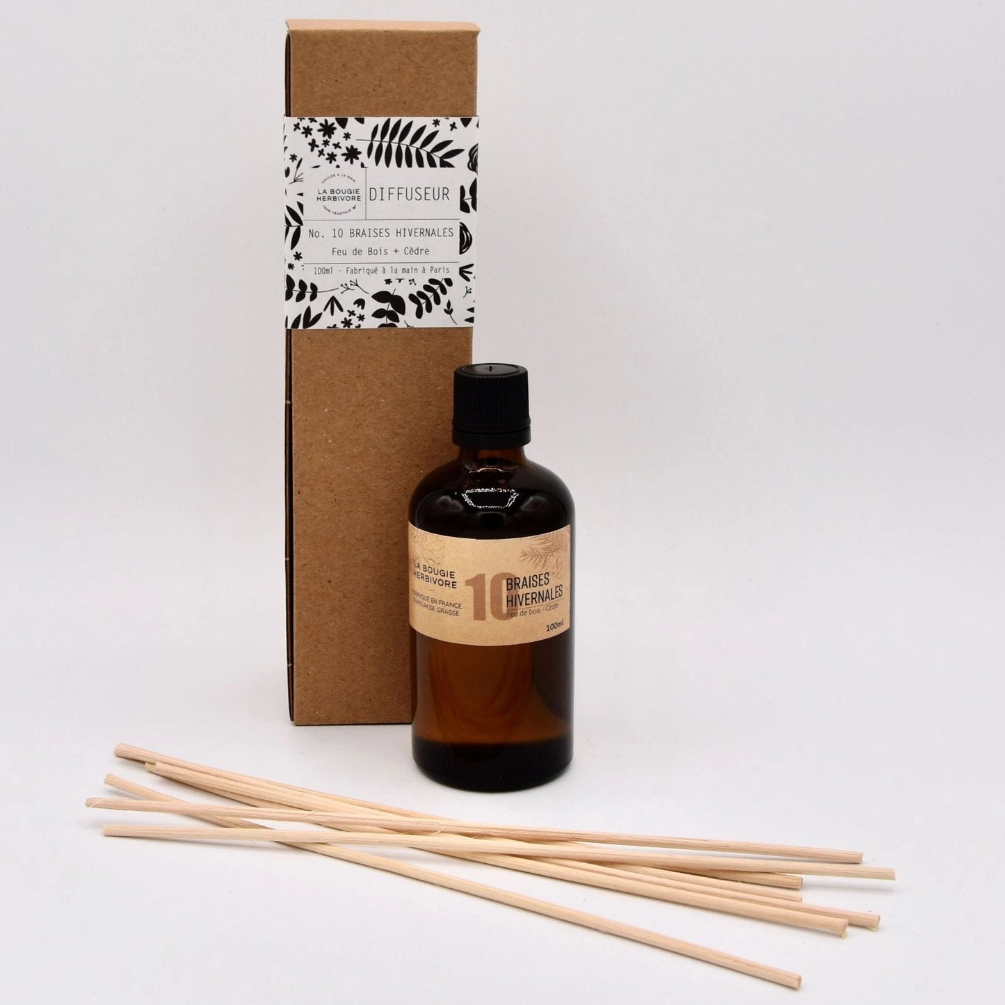 Diffuseur Signature à bâtonnets en Verre Ambré de 100 ml NO. 10 BRAISES HIVERNALES - Feu de Bois + Cèdre La Bougie Herbivore diffuseur