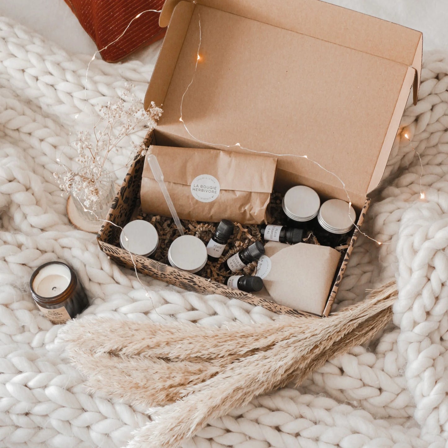 Kit pour fabriquer des bougies maison : Composé des parfums : Fleur d’oranger, violette, rose vanillée, verveine, artisanale