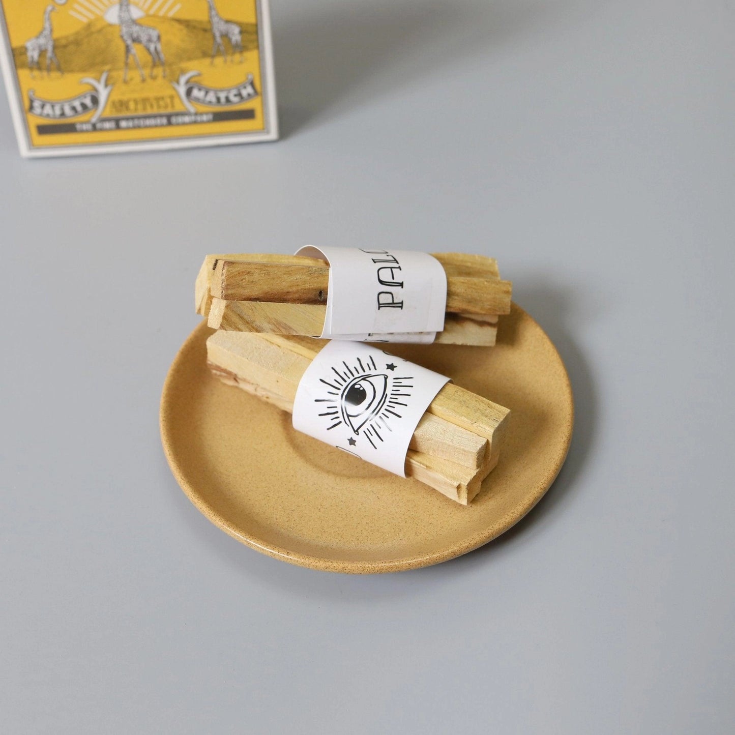 Bâtons de Palo Santo sur assiette, idéal pour acheter Palo Santo France pour la purification