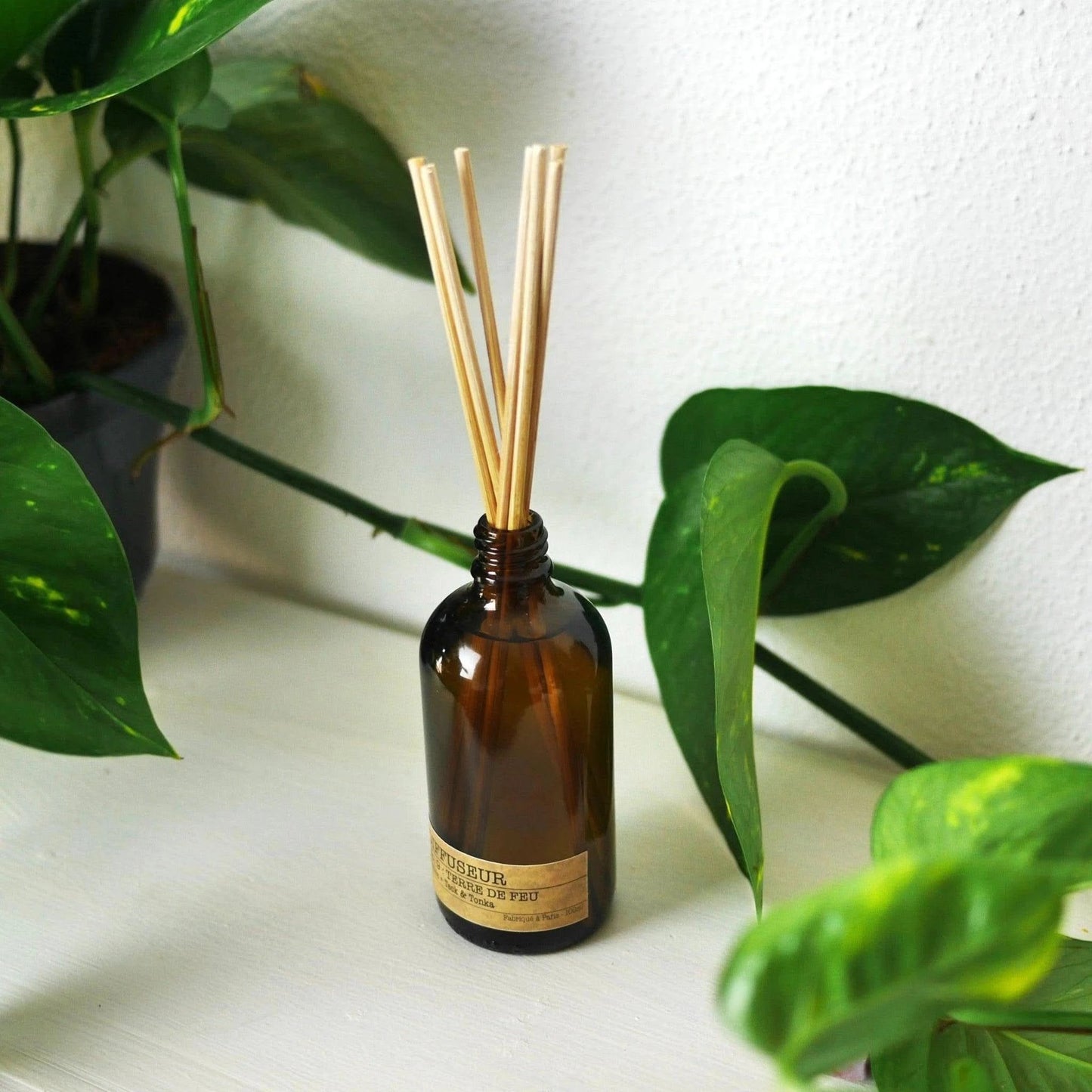 Diffuseur parfum artisanal de La Bougie Herbivore avec des bâtons en rotin pour une ambiance relaxante