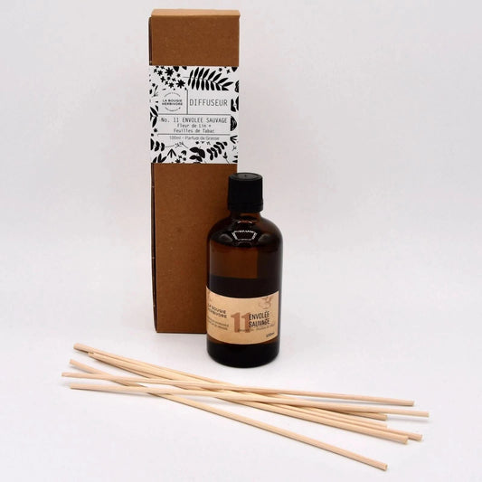 Diffuseur parfum artisanal de La Bougie Herbivore avec bouteille et bâtonnets en bois pour une ambiance apaisante