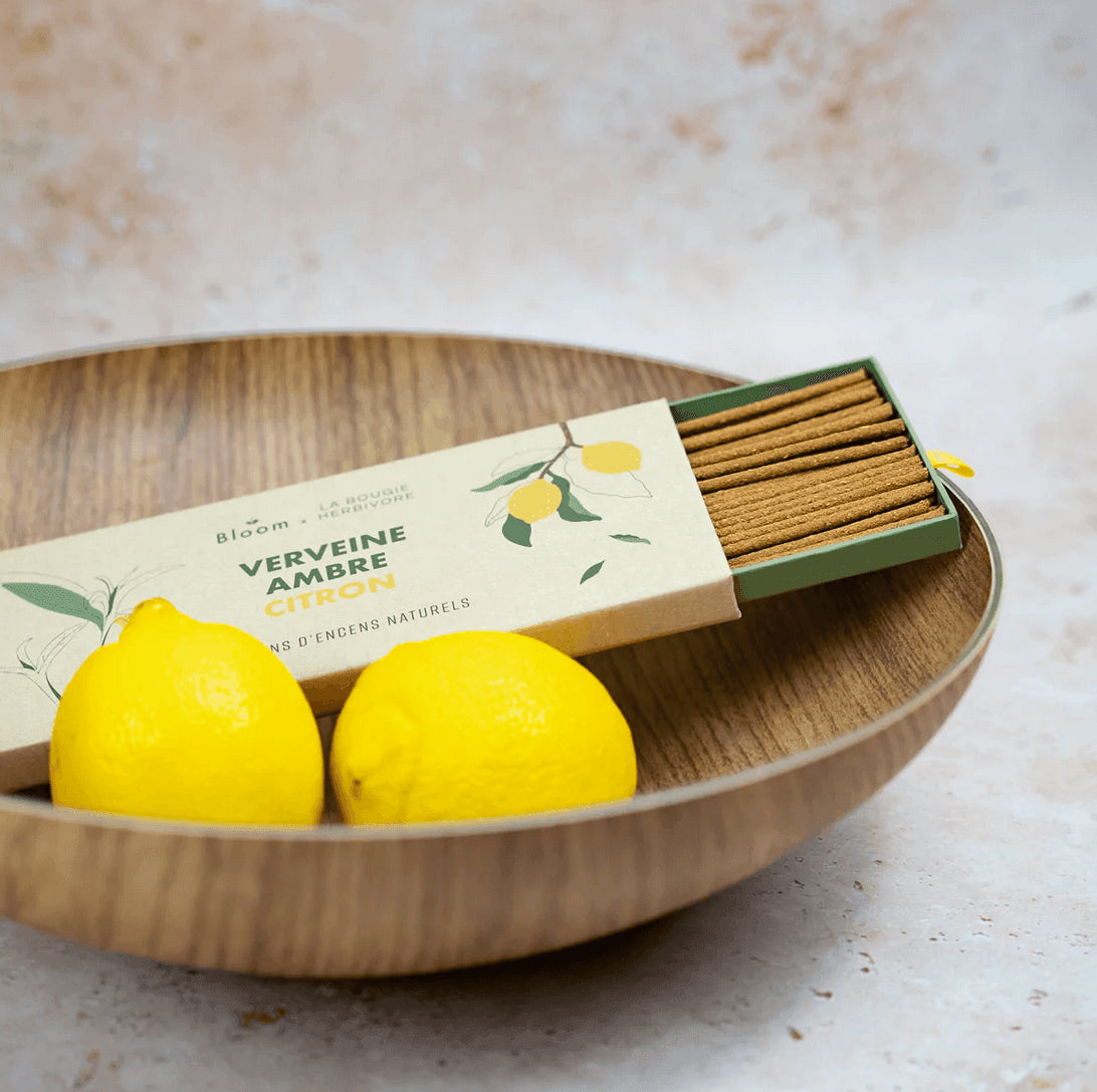 Encens parfum naturel Verveine Ambre Citron de La Bougie Herbivore, présenté avec des citrons frais