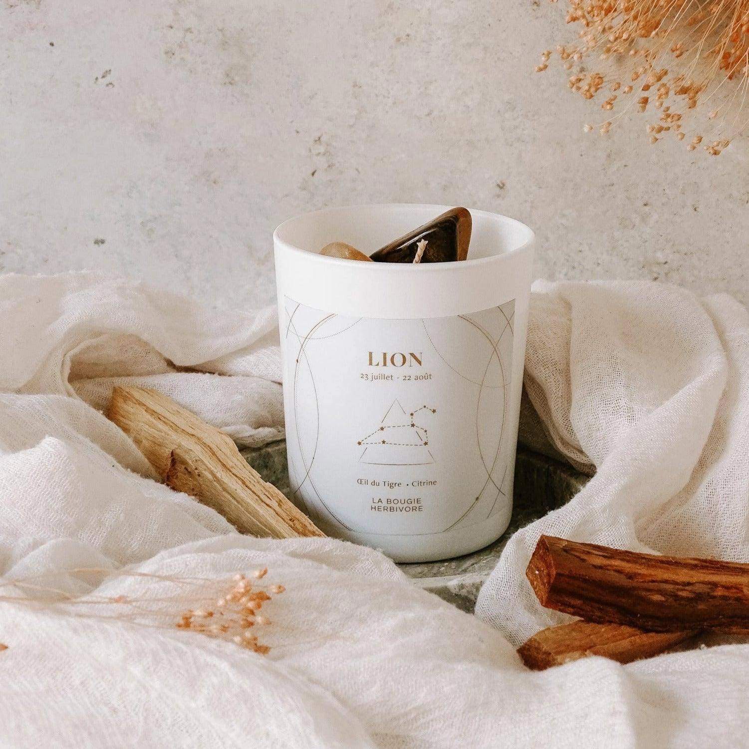 Bougie astro lion de La Bougie Herbivore avec un design minimaliste et des pierres naturelles sur le dessus