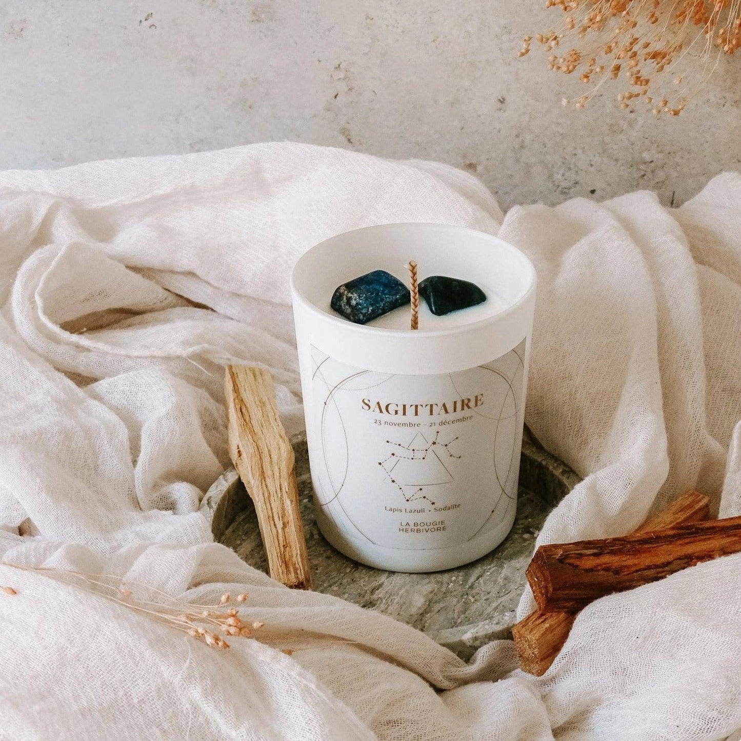 Bougie astro Sagittaire avec pierres naturelles et design élégant, parfaite pour l'ambiance spirituelle.