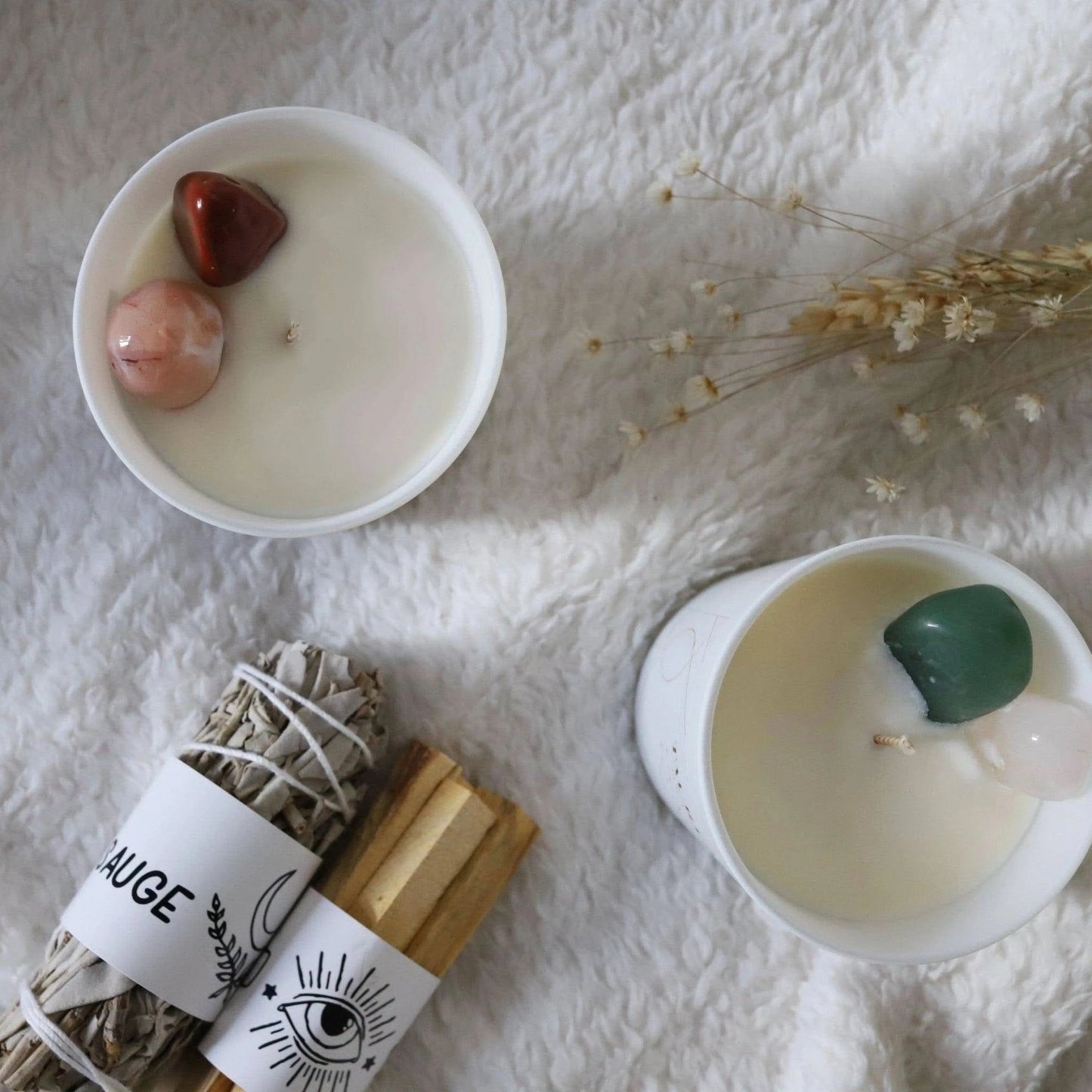 Bougie astrologie Poissons avec pierres naturelles dans un élégant récipient blanc