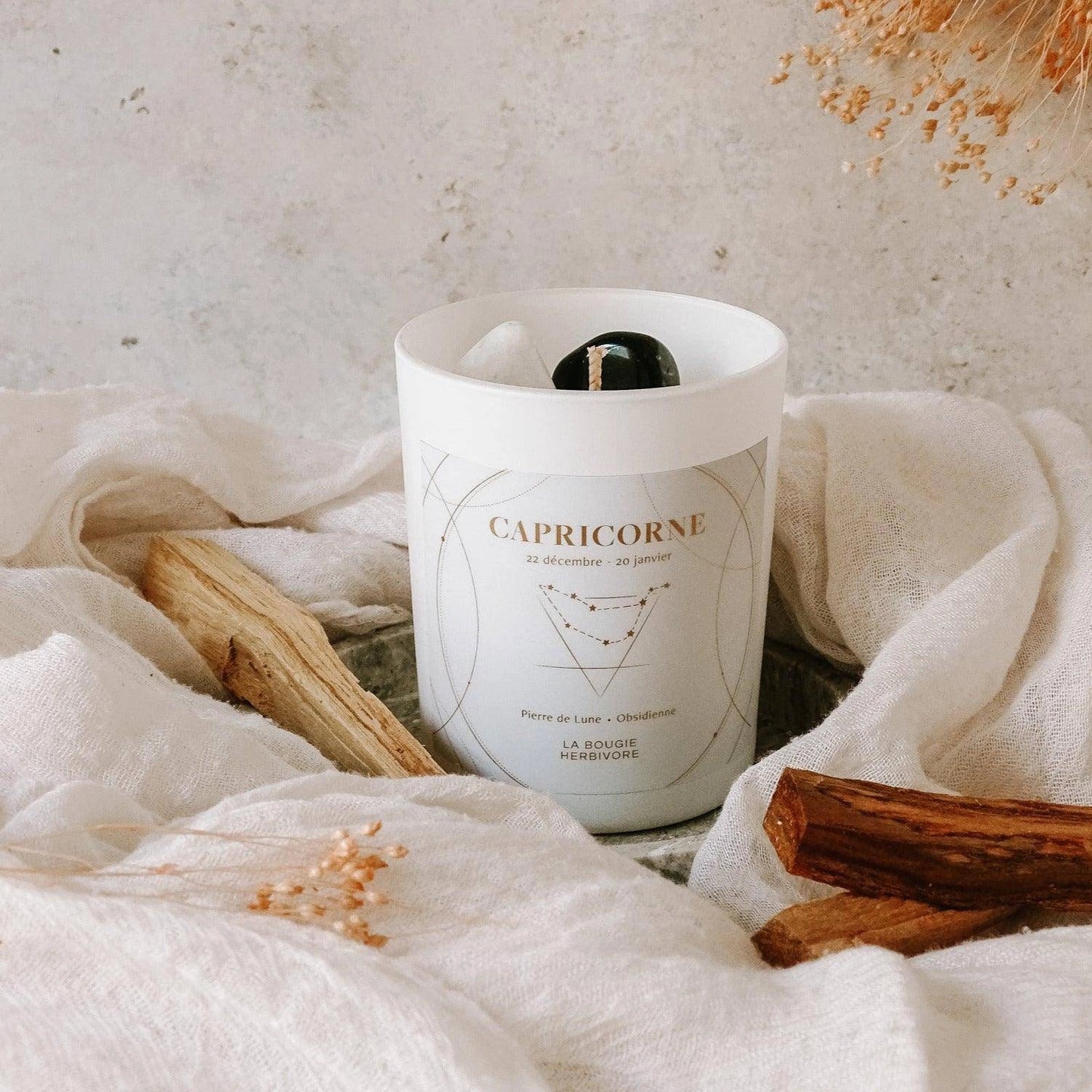 Bougie astrologique Capricorne avec pierre de lave et cristaux pour une ambiance zen et spirituelle