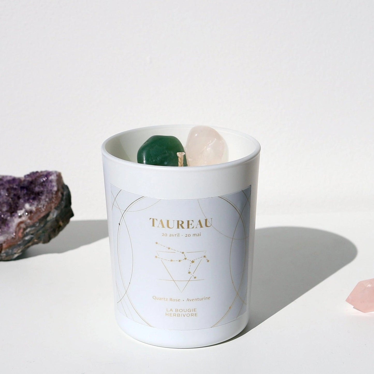 Bougie signe astrologique Taureau avec quartz rose et aventurine dans un design élégant