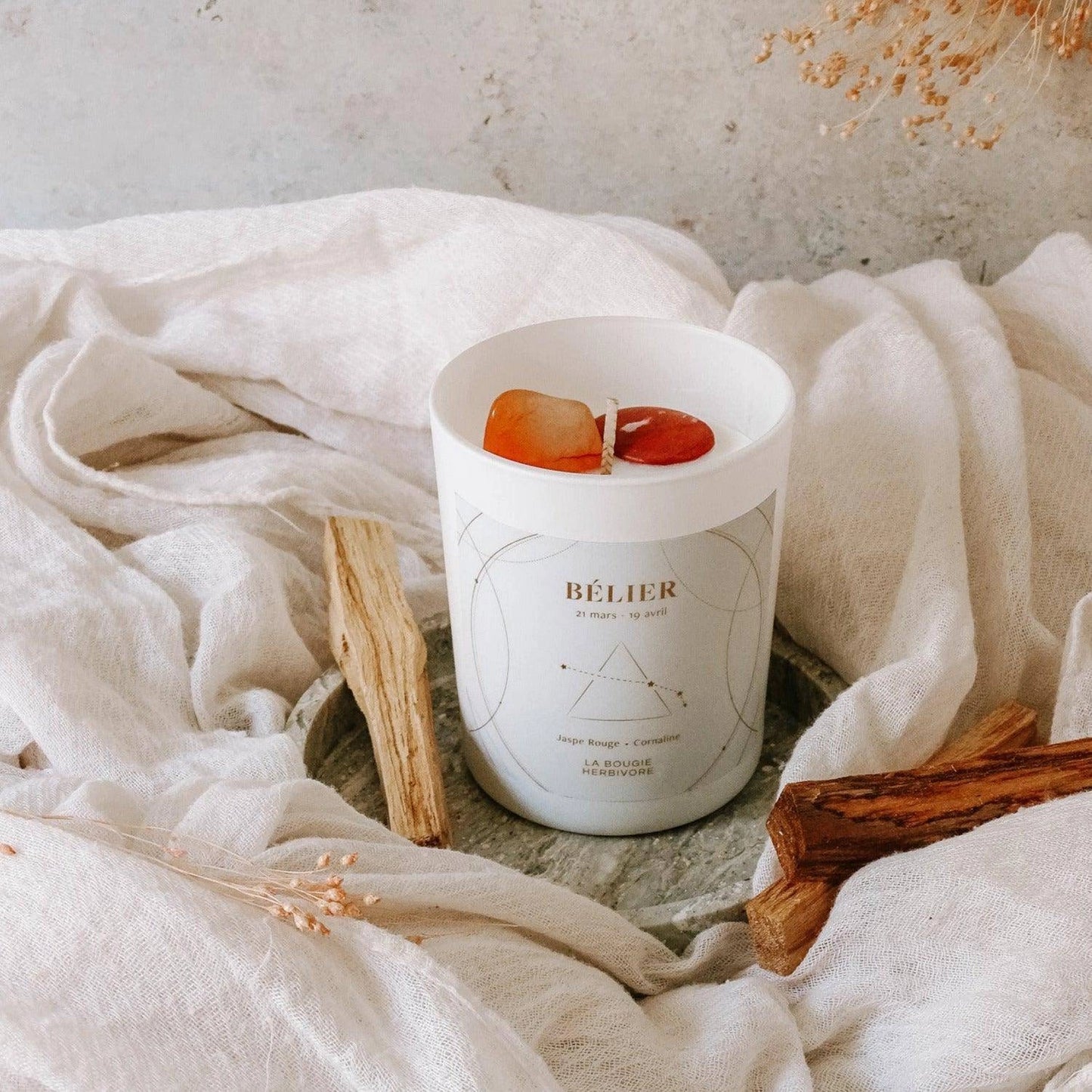 Bougie zodiacale carnelian de La Bougie Herbivore avec cristaux et parfum apaisant pour décor et bien-être