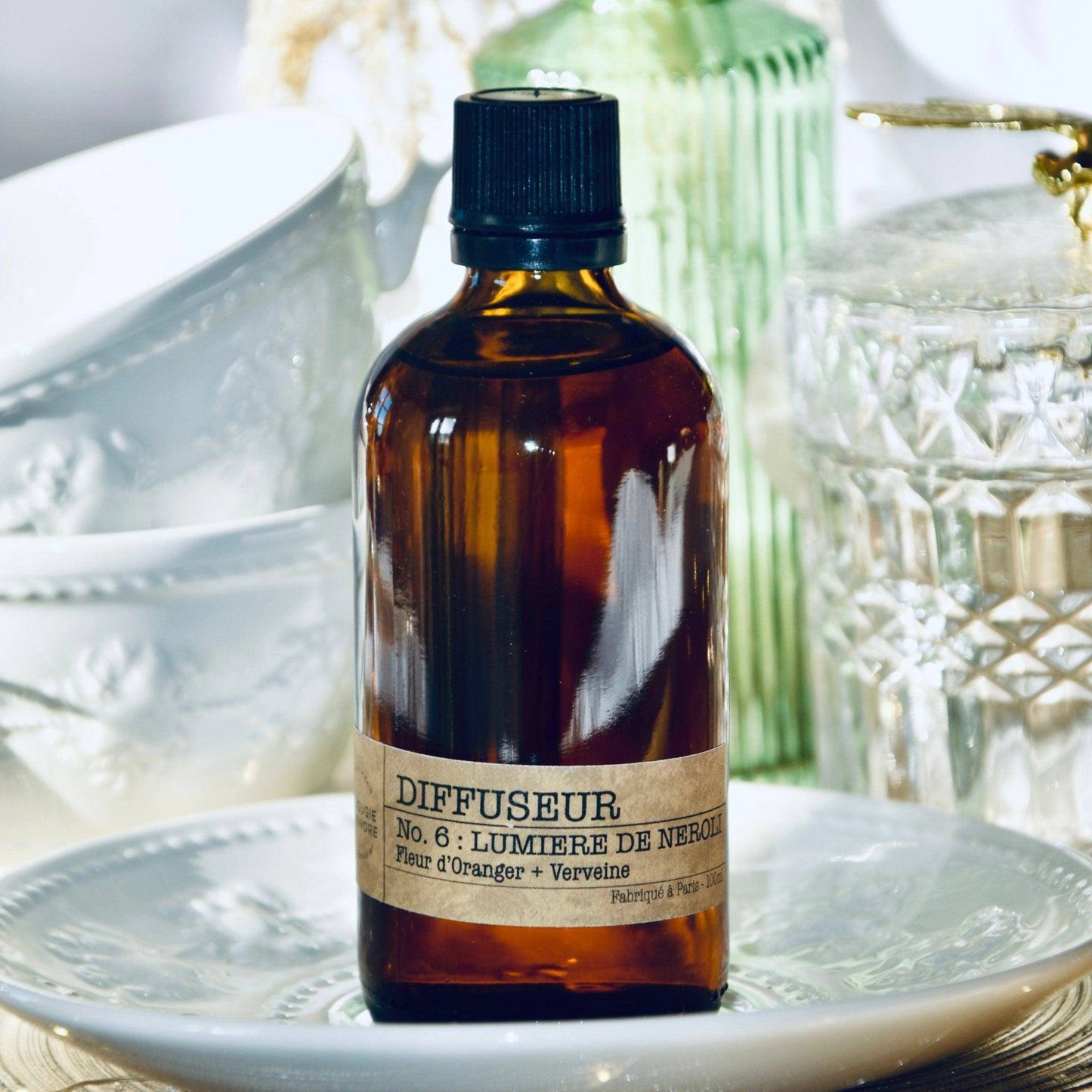 Diffuseur de parfum néroli de La Bougie Herbivore avec étiquette élégante sur fond esthétique