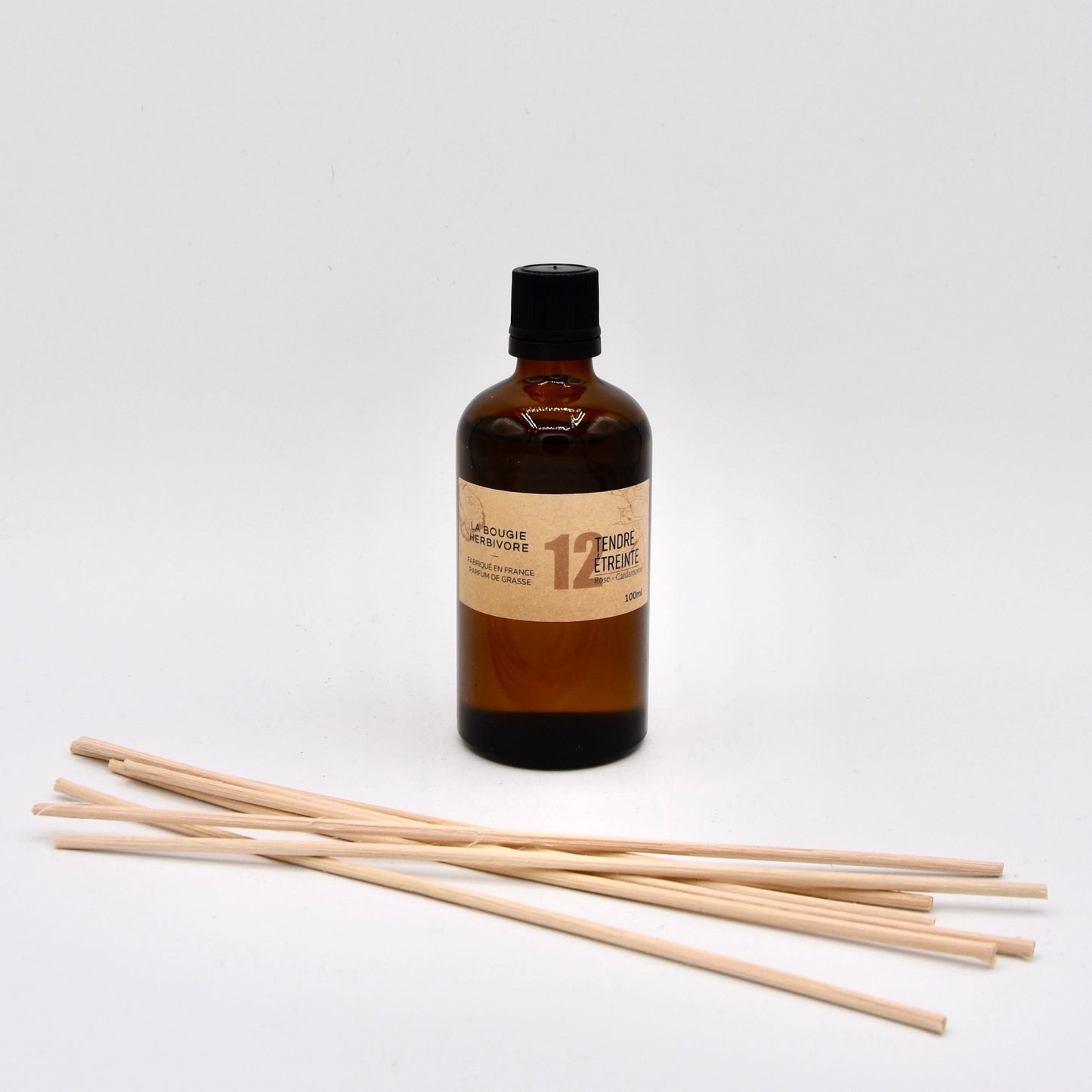 Diffuseur de parfum rose cardamome de La Bougie Herbivore avec tiges en bois pour une fragrance apaisante