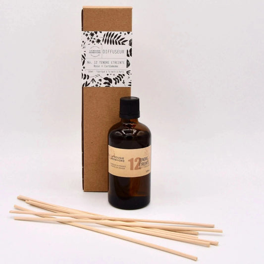 Diffuseur de parfum rose cardamome de La Bougie Herbivore avec bâtonnets en bois et flacon élégant