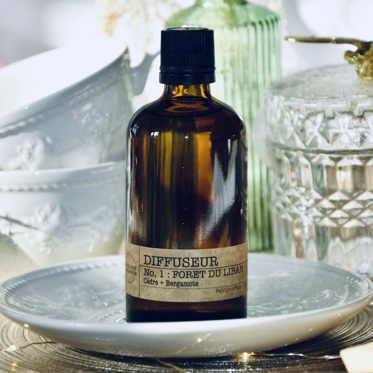 Diffuseur La Bougie Herbivore No. 1 avec senteur forêt cèdre et bergamote dans un flacon en verre brun