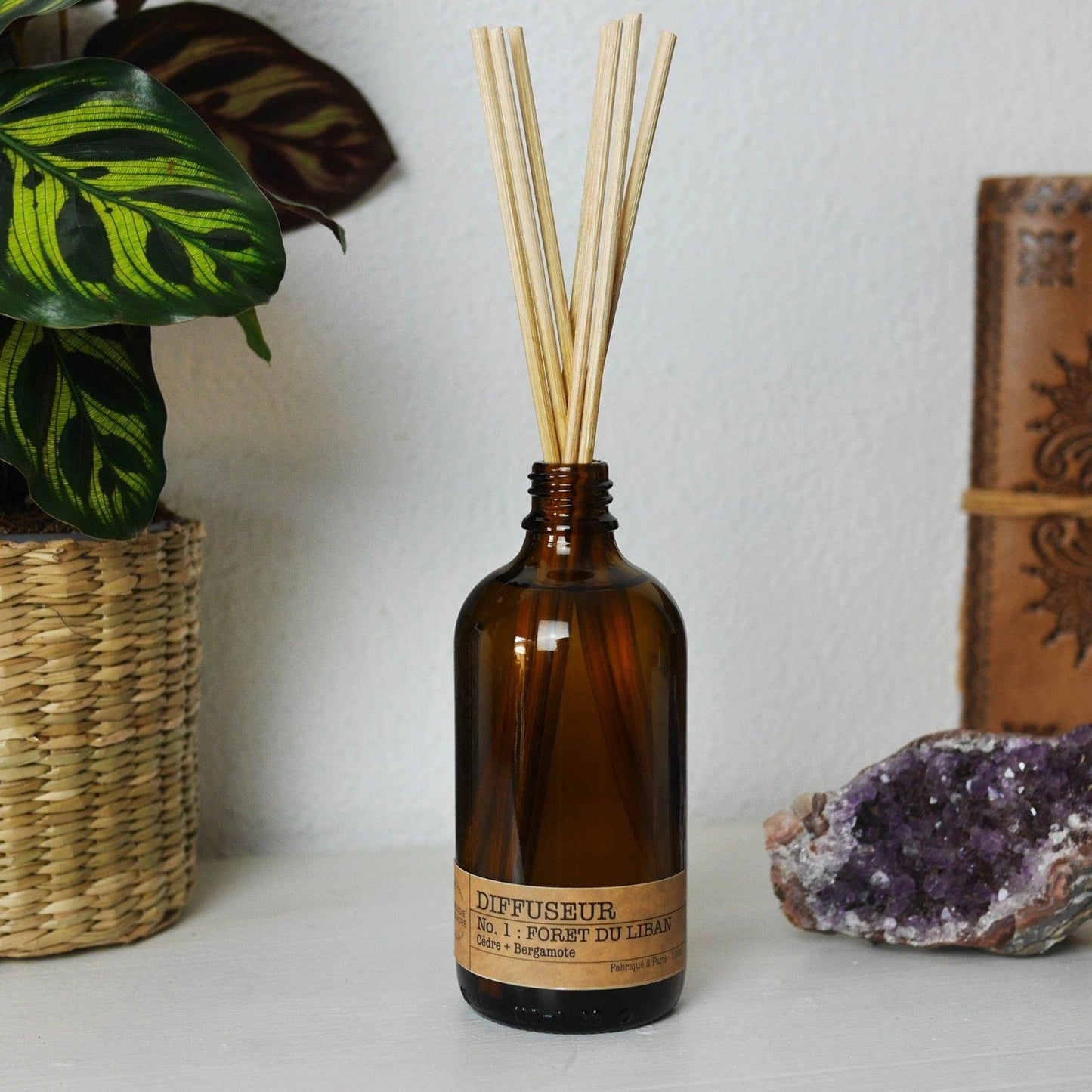 Diffuseur La Bougie Herbivore senteur forêt cèdre en verre ambré avec bâtons en bois