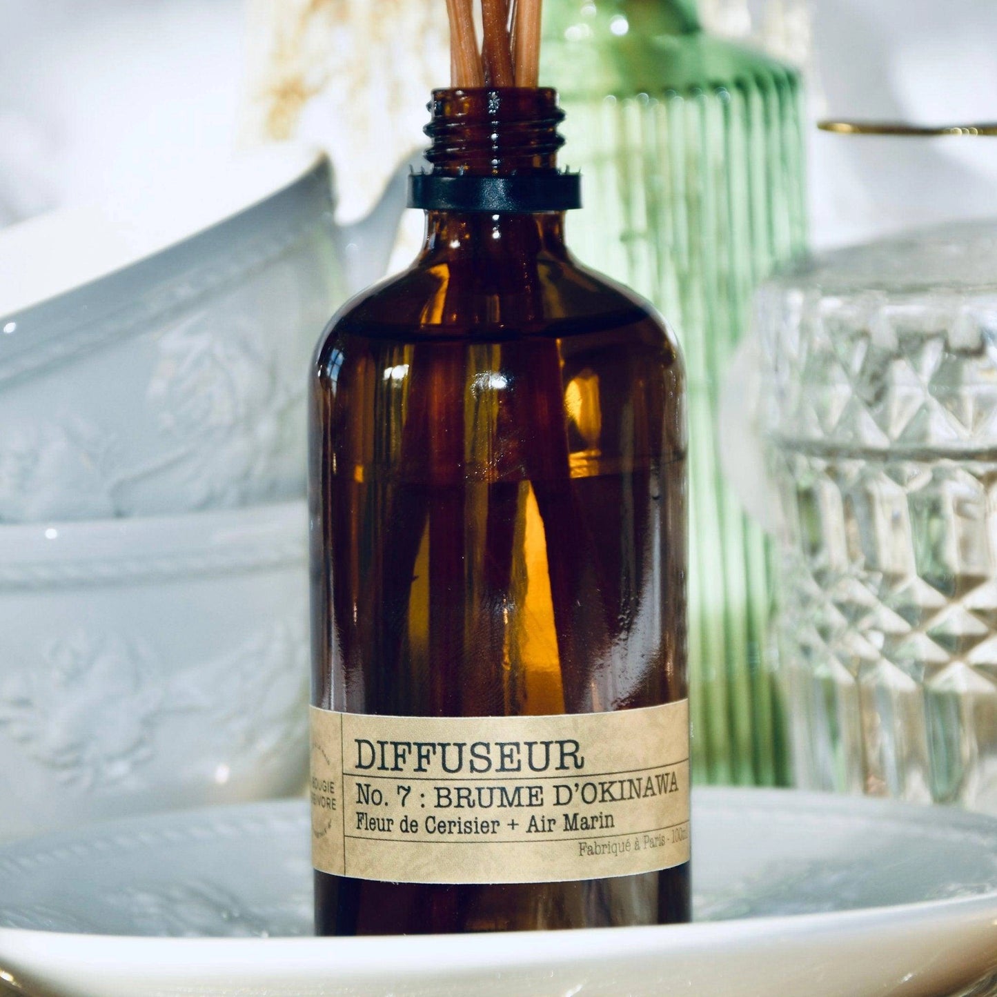 Diffuseur parfum fleur de cerisier de La Bougie Herbivore dans un élégant flacon en verre marron