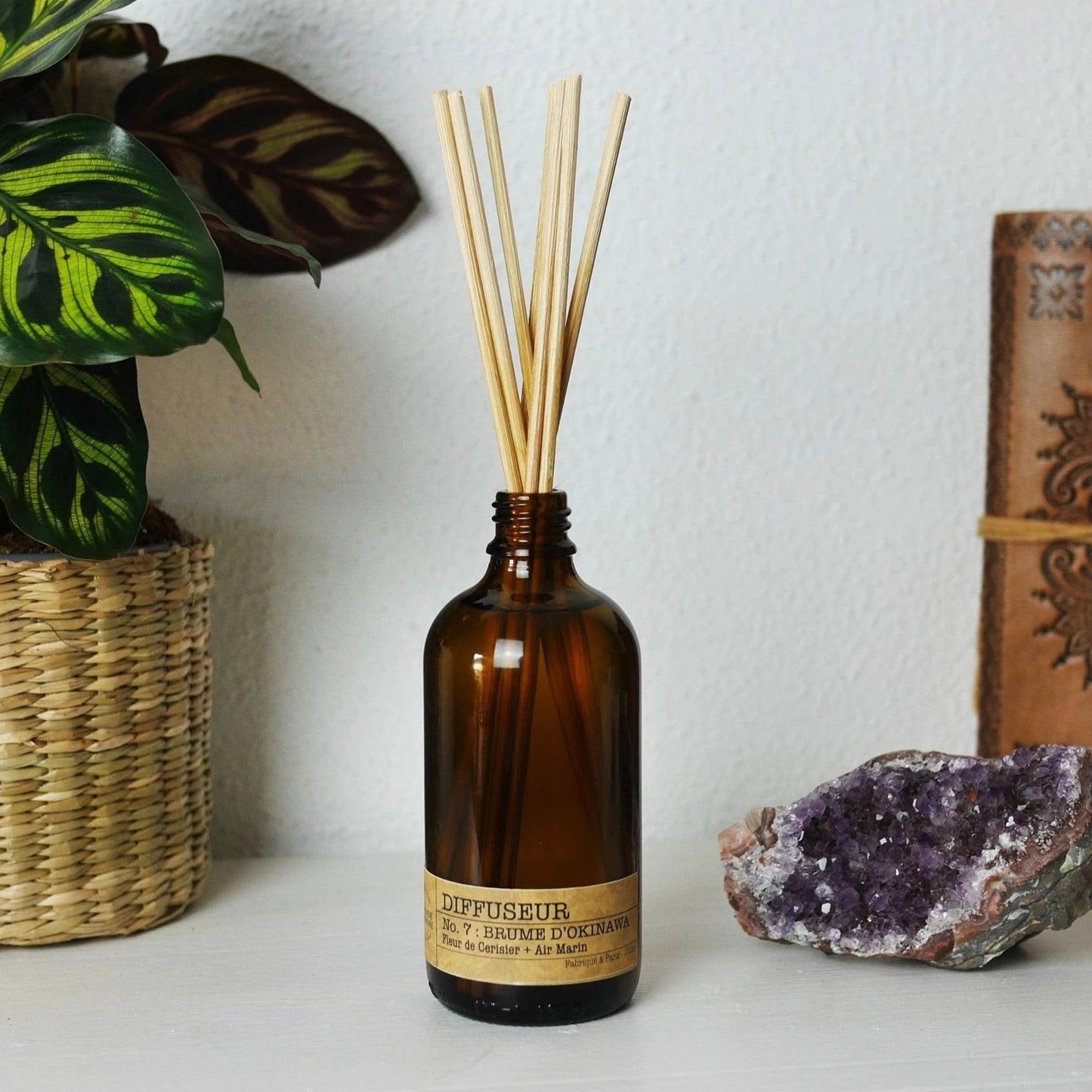 Diffuseur parfum fleur de cerisier en verre ambré avec bâtonnets pour une ambiance apaisante