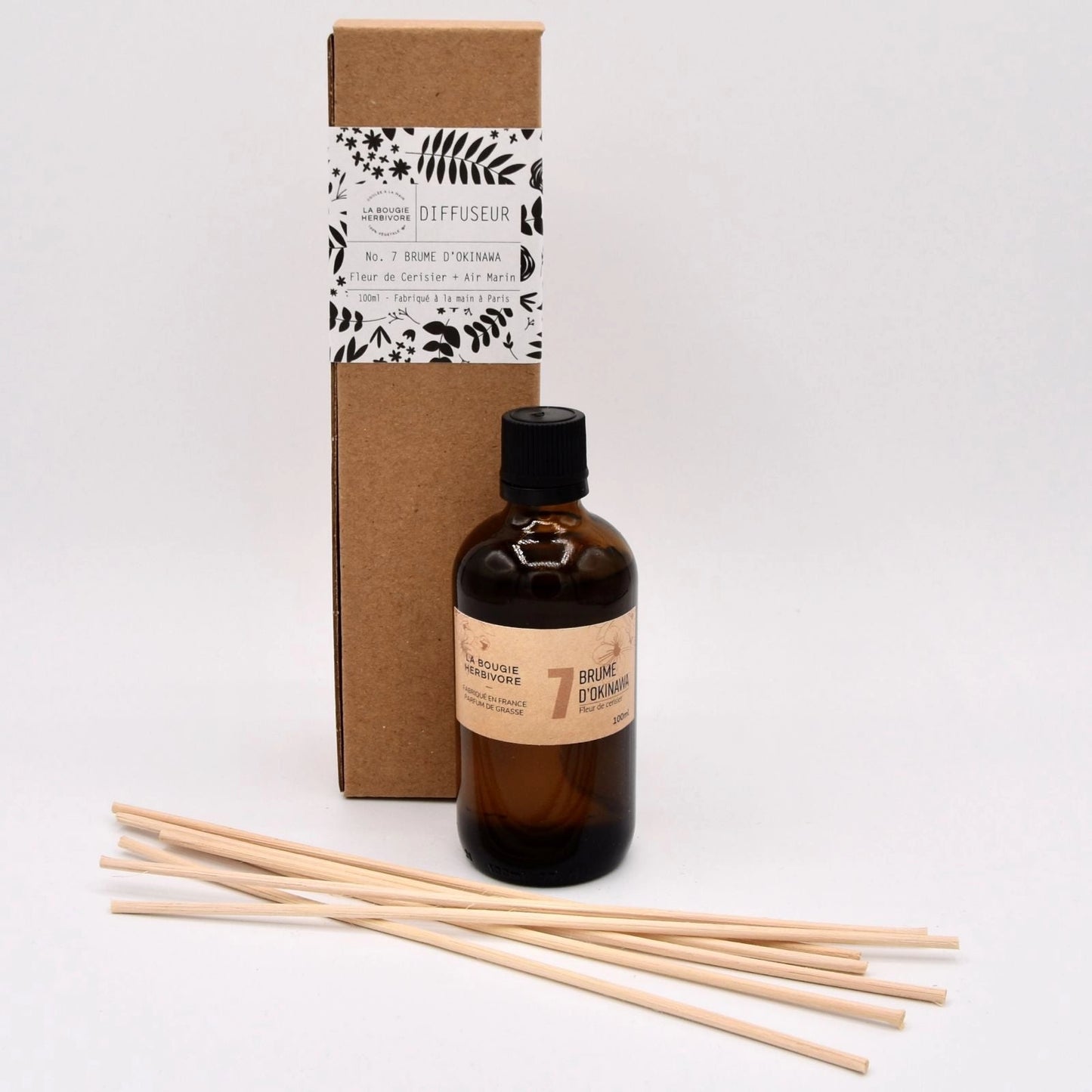 Diffuseur parfum fleur de cerisier de La Bougie Herbivore avec tiges en bois pour une diffusion élégante
