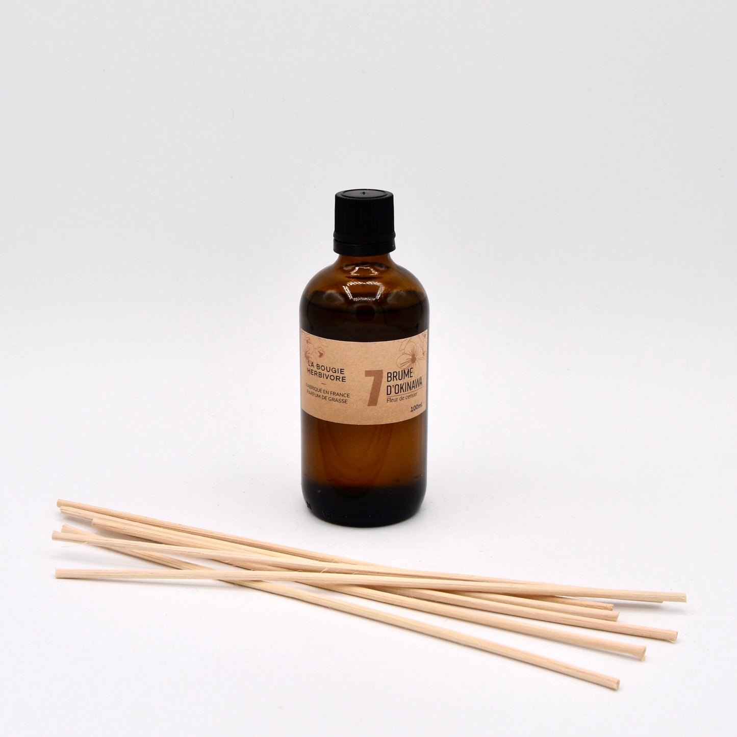 Diffuseur parfum fleur de cerisier de La Bougie Herbivore avec bâtonnets en bois pour une ambiance parfumée