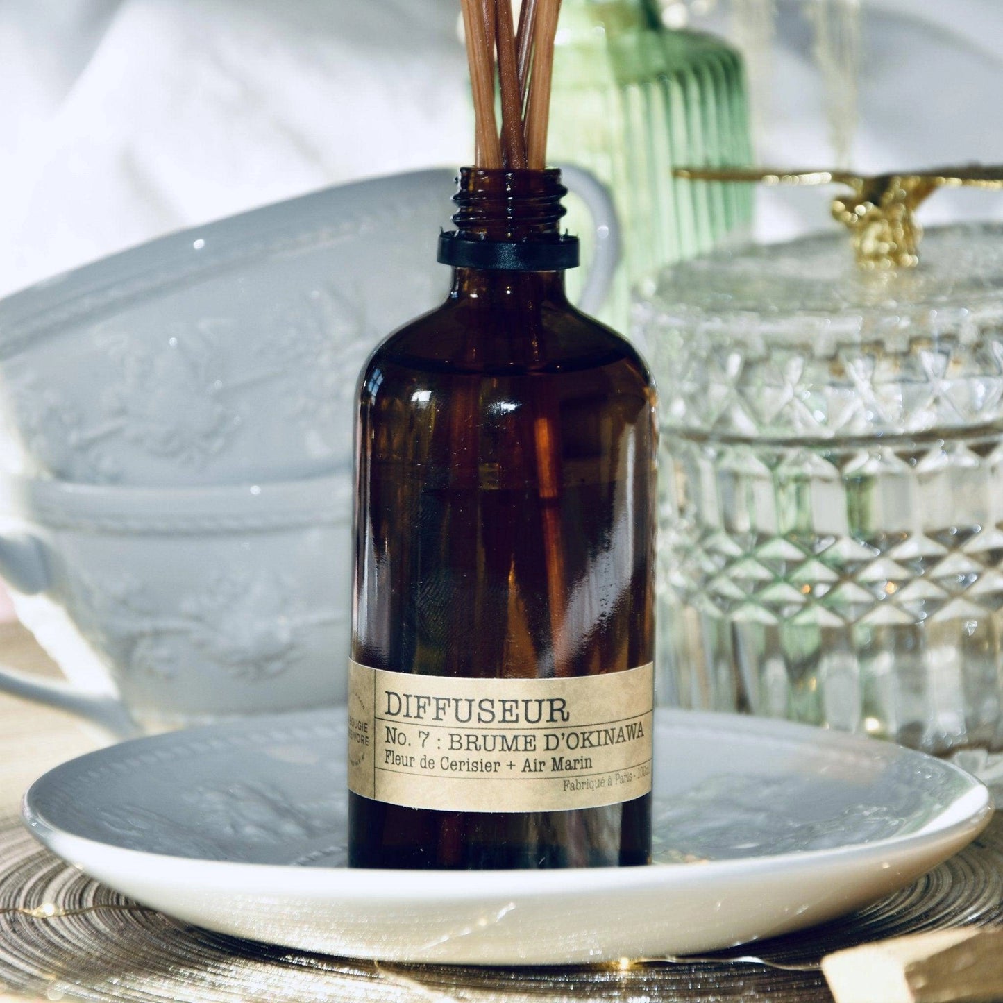 Diffuseur parfum fleur de cerisier La Bougie Herbivore en bouteille en verre avec bâtonnets