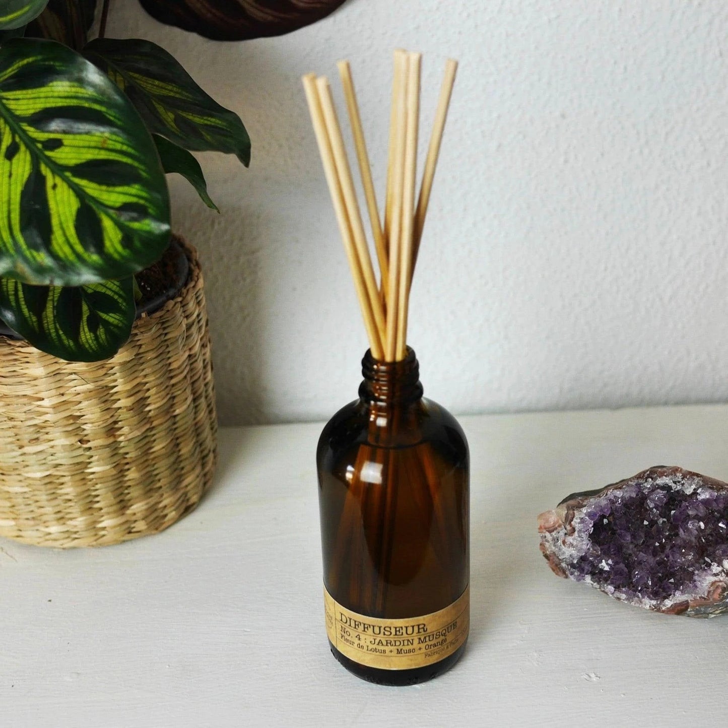 Diffuseur parfum musc et orange avec tiges en bois dans un vase en verre brun