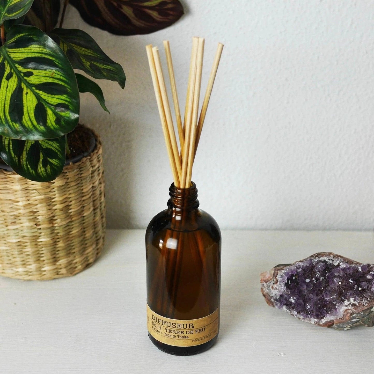 Diffuseur Tonka made in France dans un flacon en verre avec tiges en roseau décoratif