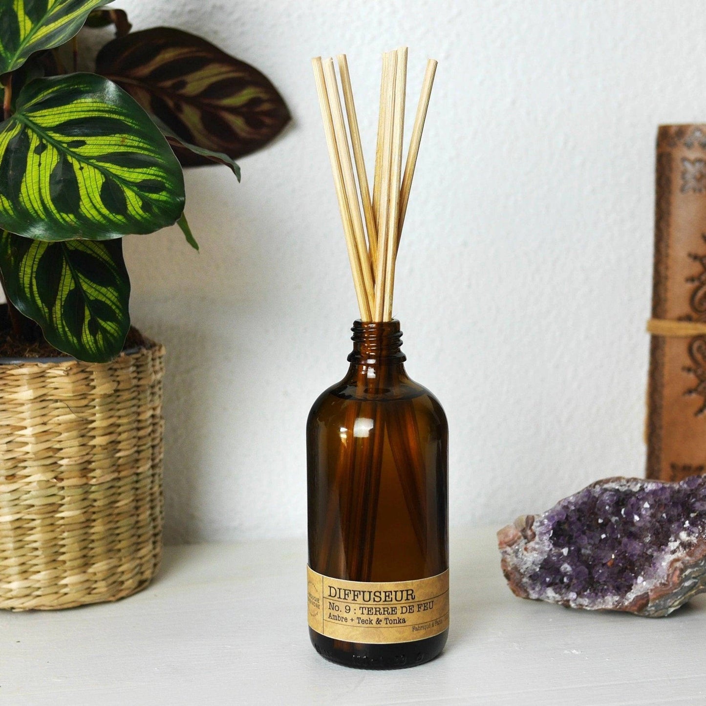 Diffuseur tonka made in France de La Bougie Herbivore avec bâtonnets en bois pour un parfum apaisant