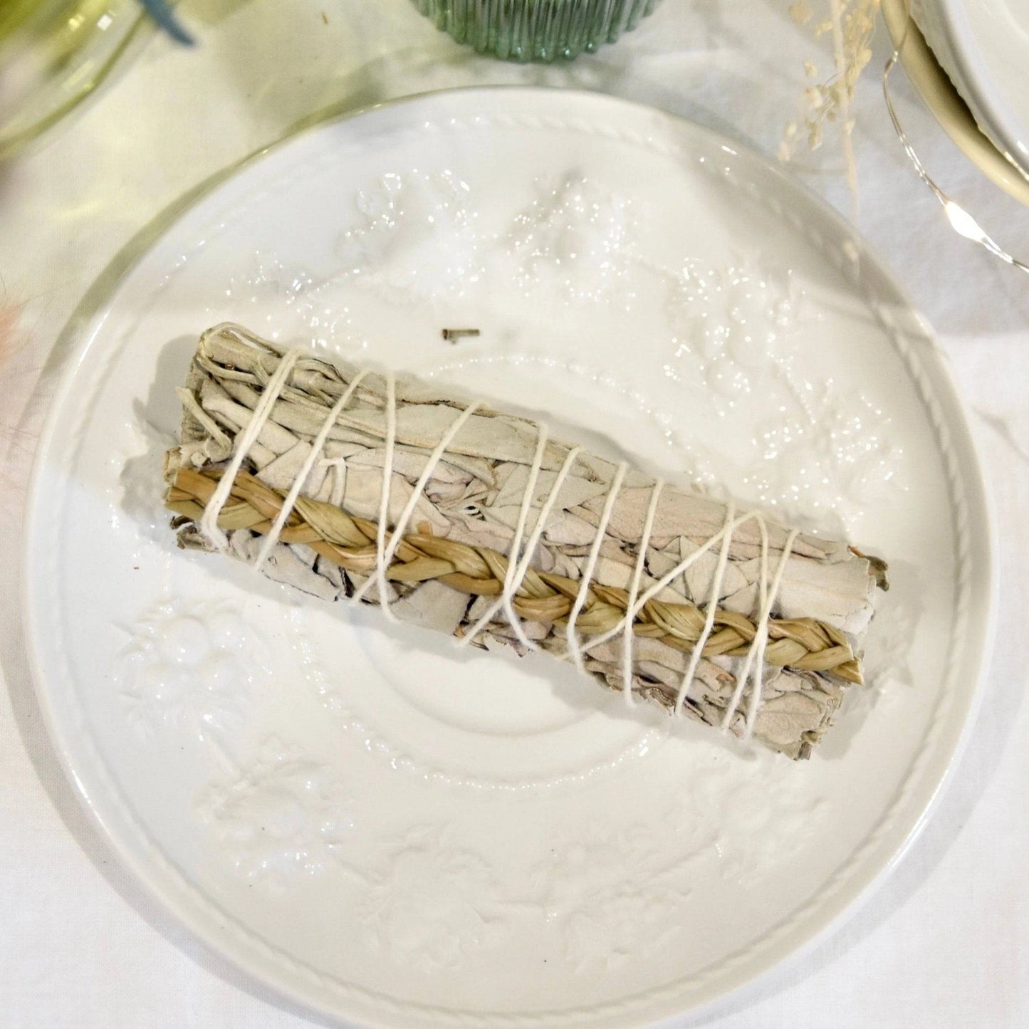 Bâton d'encens Foin de Sainte-Marie acheter sur une assiette blanche, parfait pour la purification
