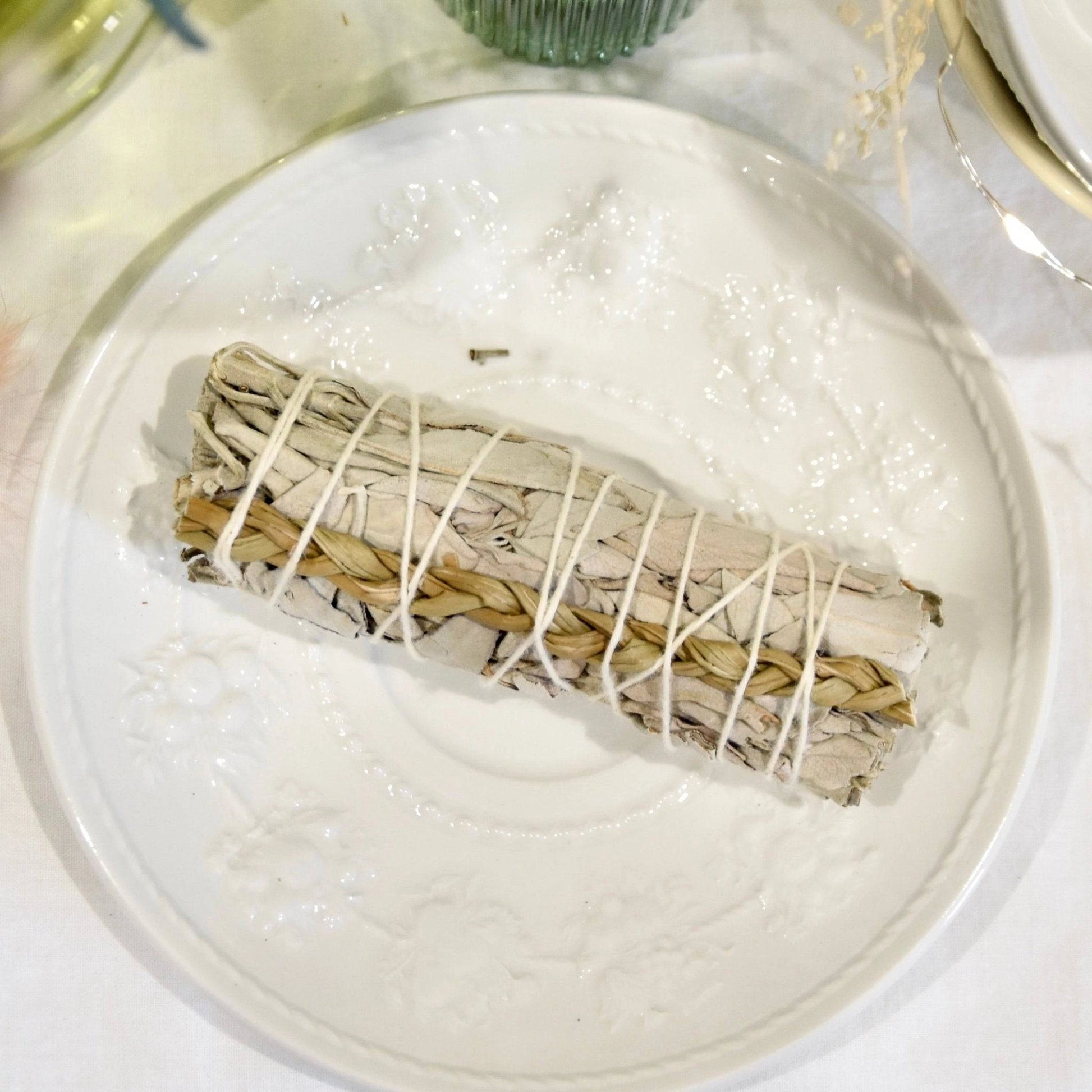 Bâton d'encens Foin de Sainte-Marie acheter sur une assiette blanche, parfait pour la purification