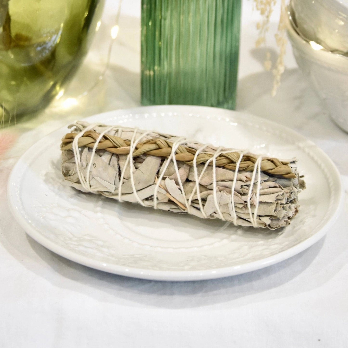 Savon de foin de sainte-marie acheter sur une assiette avec décoration naturelle