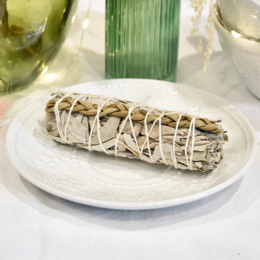 Savon de foin de sainte-marie acheter sur une assiette avec décoration naturelle