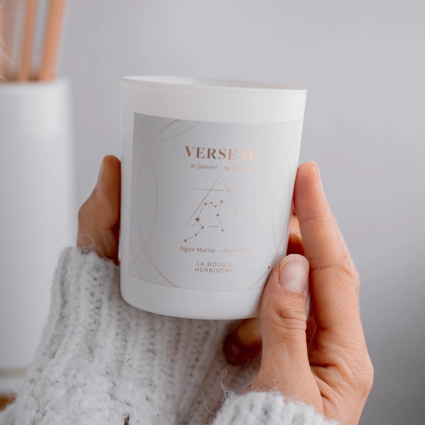 Bougie astrologique Verseau de La Bougie Herbivore dans un pot blanc, décorée avec des motifs élégants