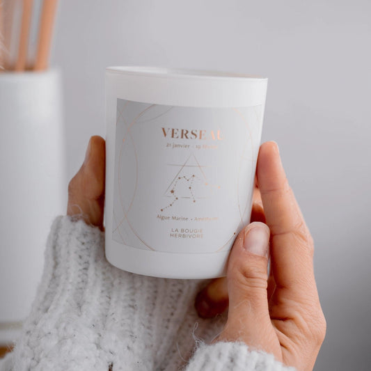 Bougie astrologique Verseau de La Bougie Herbivore dans un pot blanc, décorée avec des motifs élégants