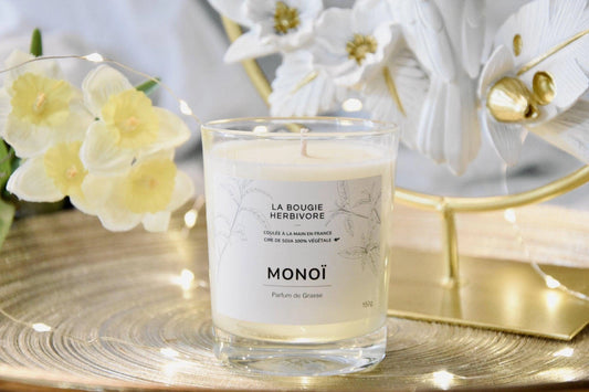 Bougie parfumée monoï de La Bougie Herbivore, parfum doux et apaisant dans un élégant contenant en verre