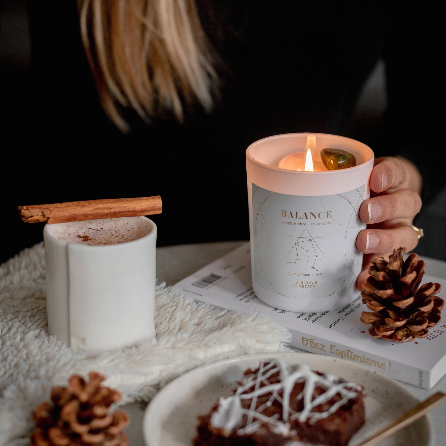 Bougie astrologique Balance de La Bougie Herbivore, avec parfum apaisant et design élégant pour une atmosphère relaxante.