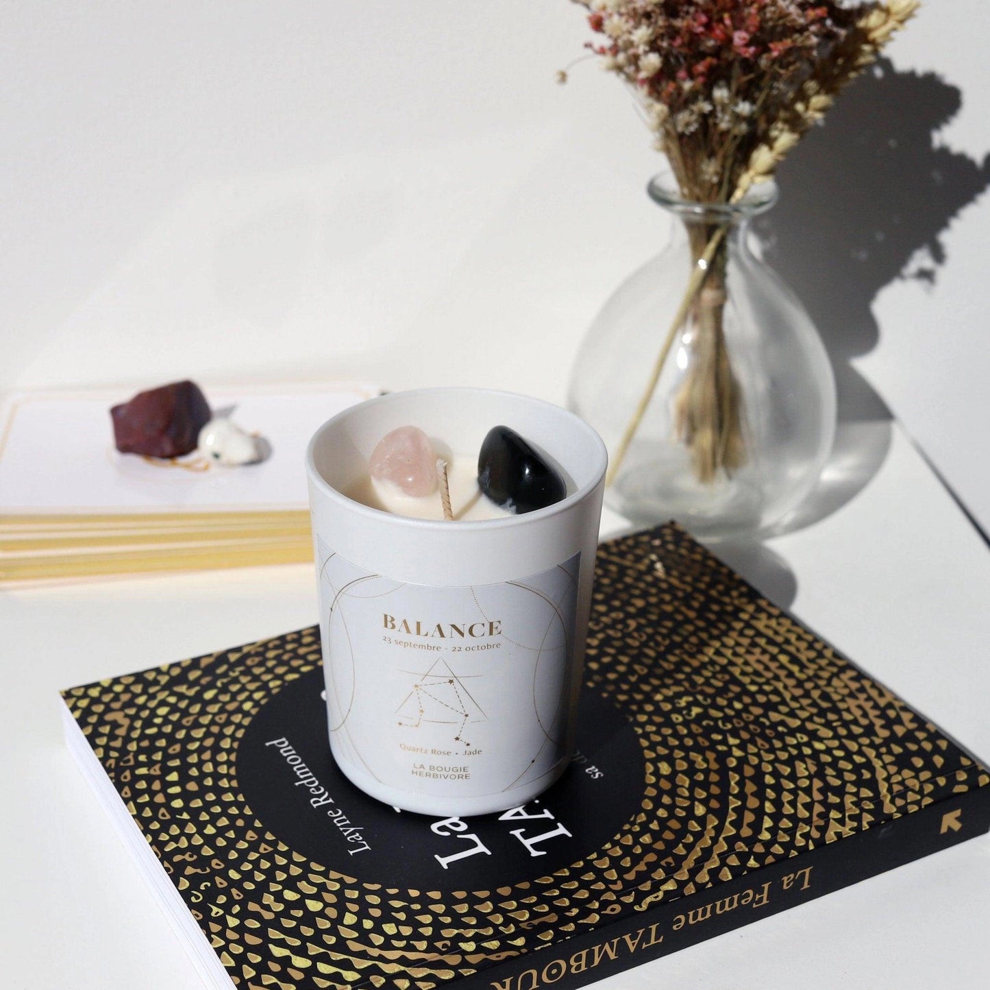 Bougie astrologique Balance de La Bougie Herbivore avec pierres naturelles et ambiance zen