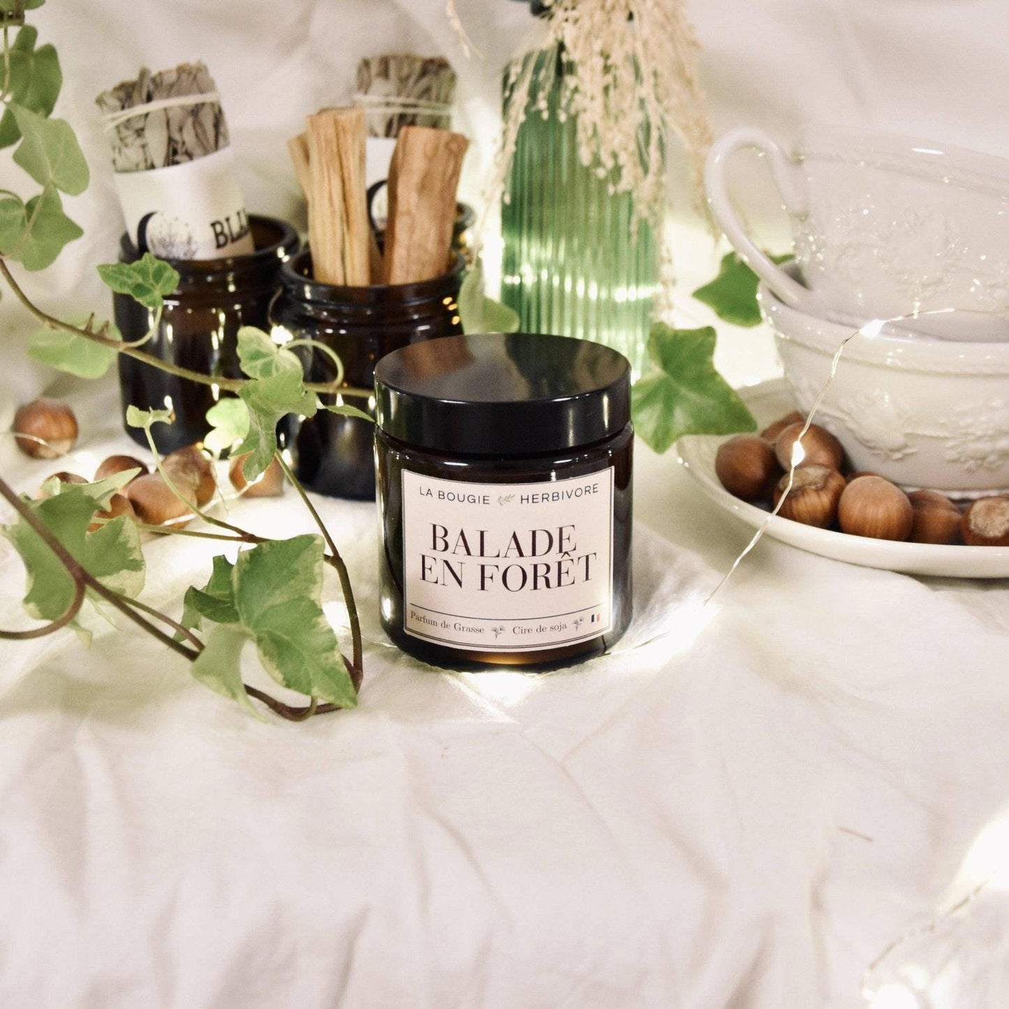 Bougie parfumée forêt de La Bougie Herbivore, avec un design élégant et une ambiance apaisante