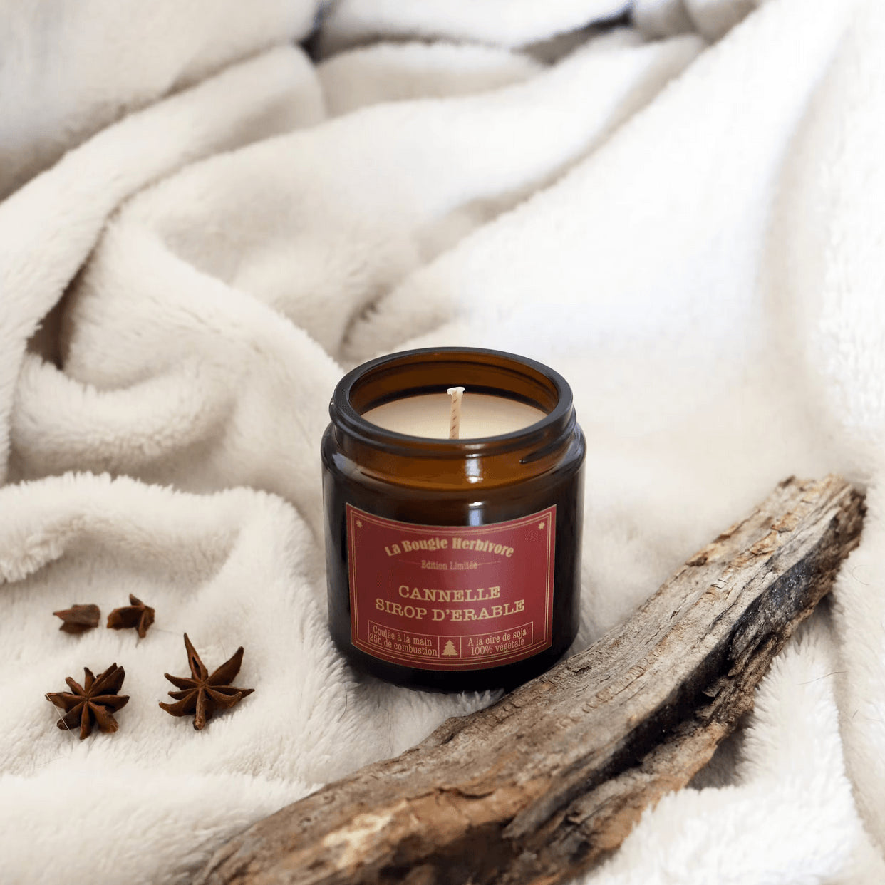 Bougies de Noël de La Bougie Herbivore avec parfum cannelle et épices sur fond doux