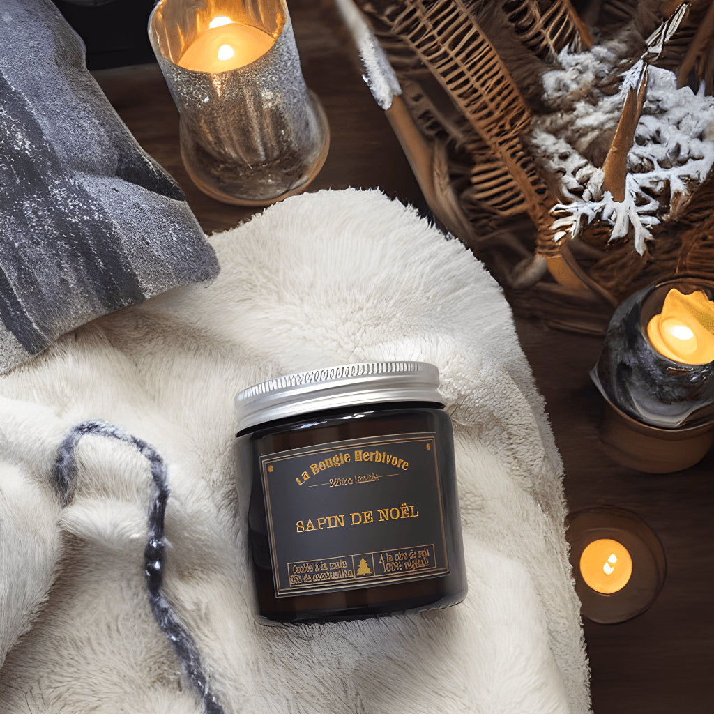 Pack bougies Noël de La Bougie Herbivore avec une bougie Sapin de Noël dans une ambiance chaleureuse