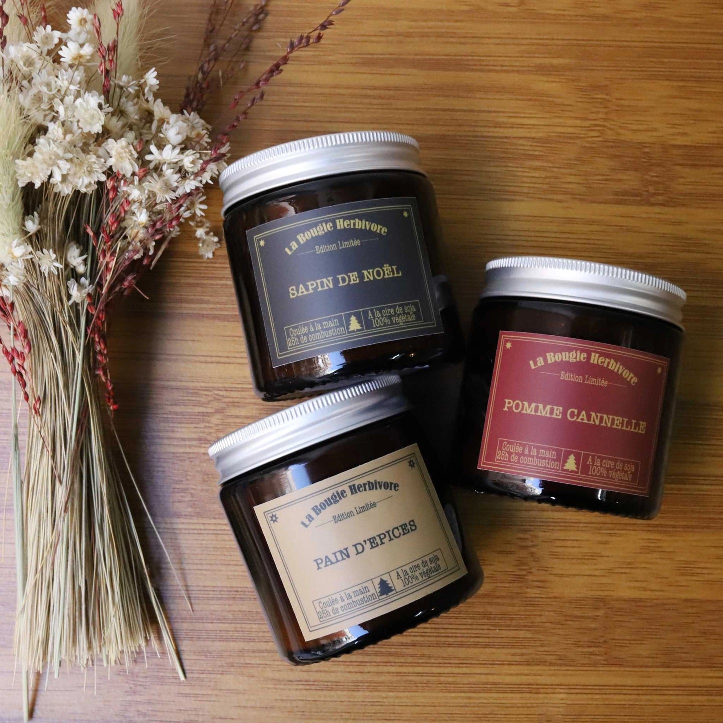 Trois bougies artisanales de Noël de La Bougie Herbivore avec des parfums Sapin d Noël, Pomme Cannelle et Pain d épices