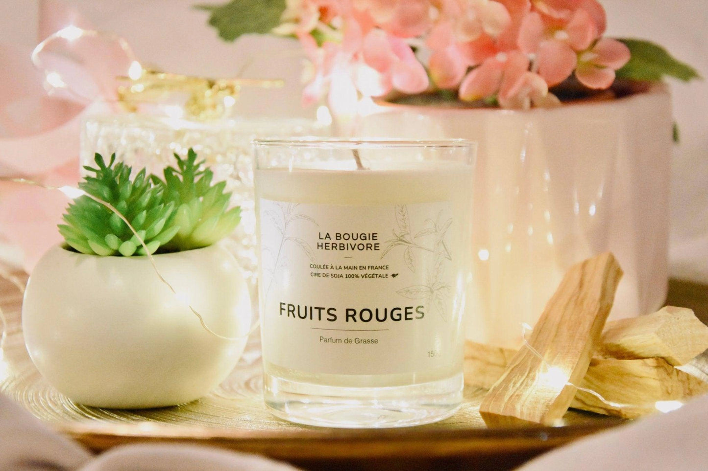 Bougie cire de soja artisanale Fruits rouges de La Bougie Herbivore dans un décor apaisant avec des fleurs