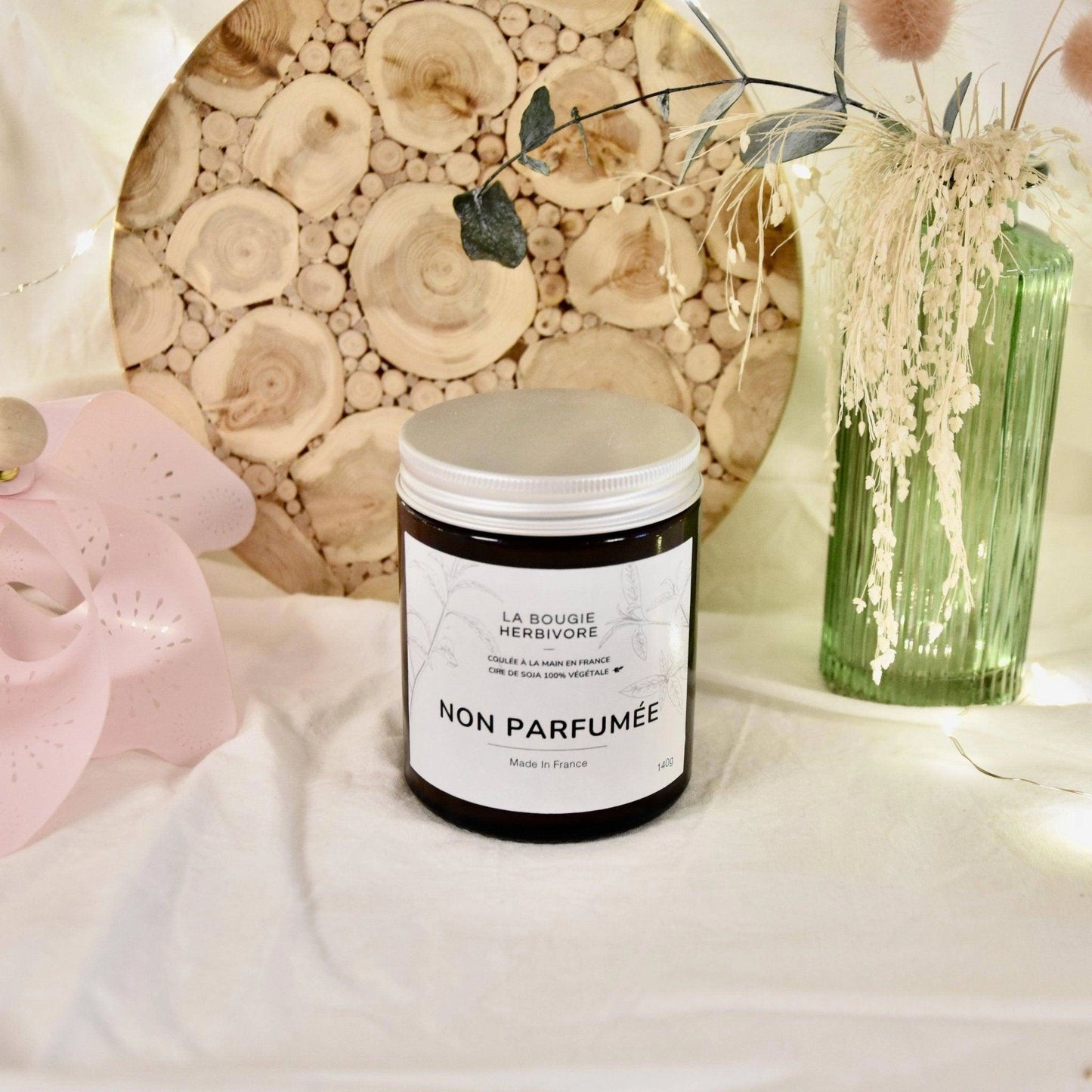 Bougie cire de soja sans parfum dans un pot en verre, étiquetée non parfumée, artisanale et made in France