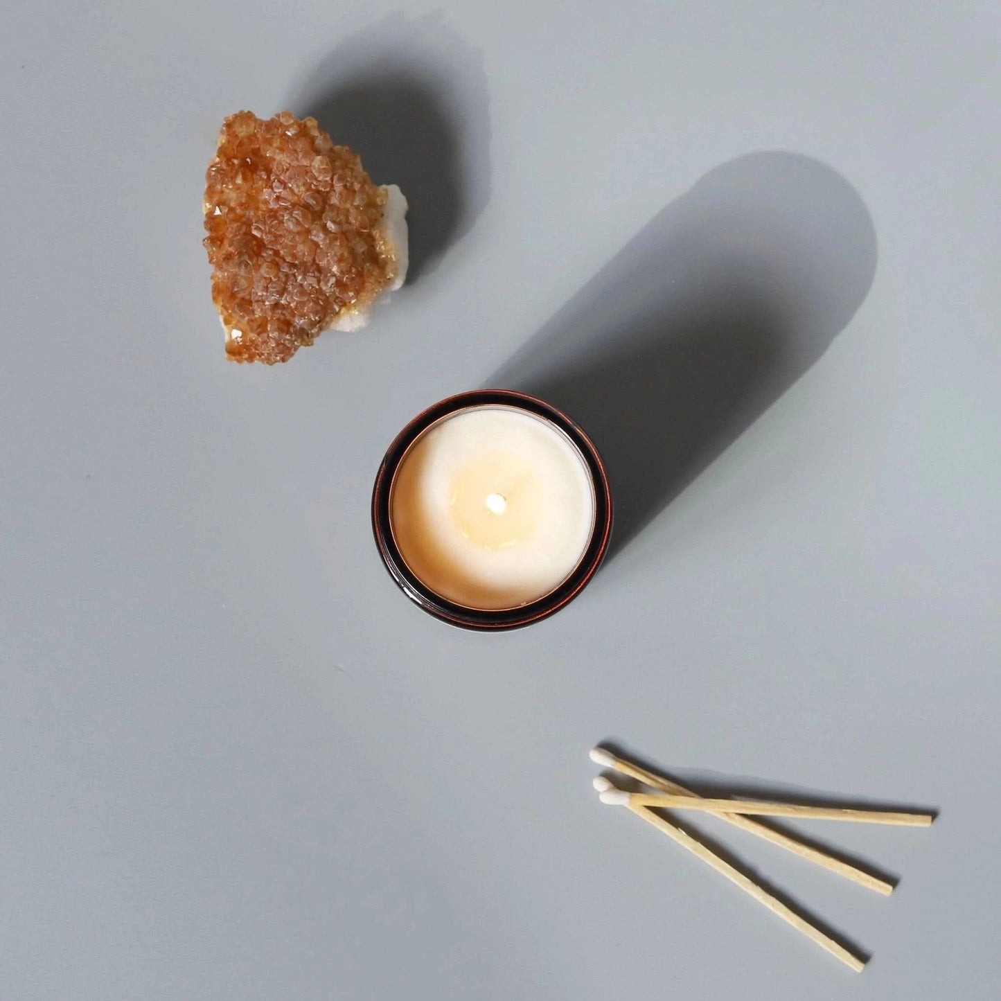 Bougie écologique sans parfum en pot noir avec allumettes et pierre de cristal