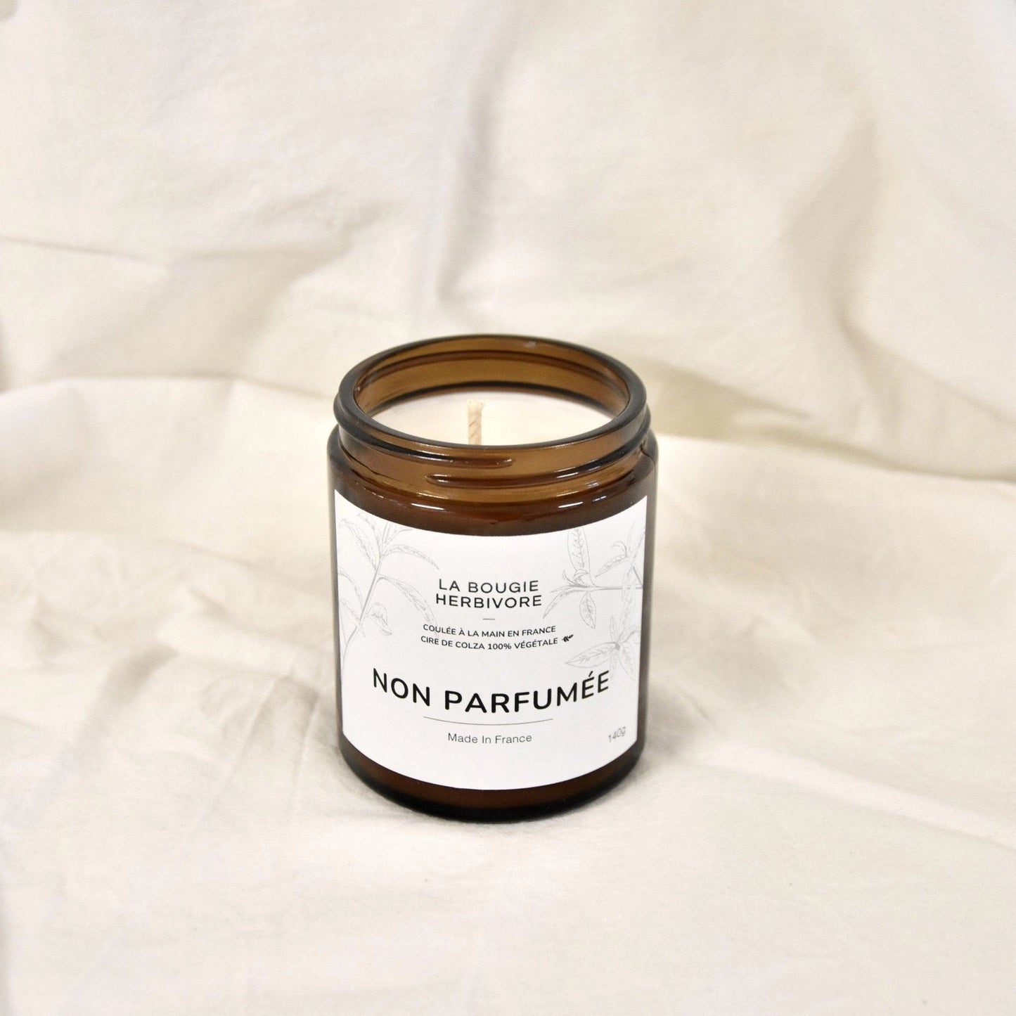 Bougie écologique sans parfum de La Bougie Herbivore, présentée dans un pot en verre élégant