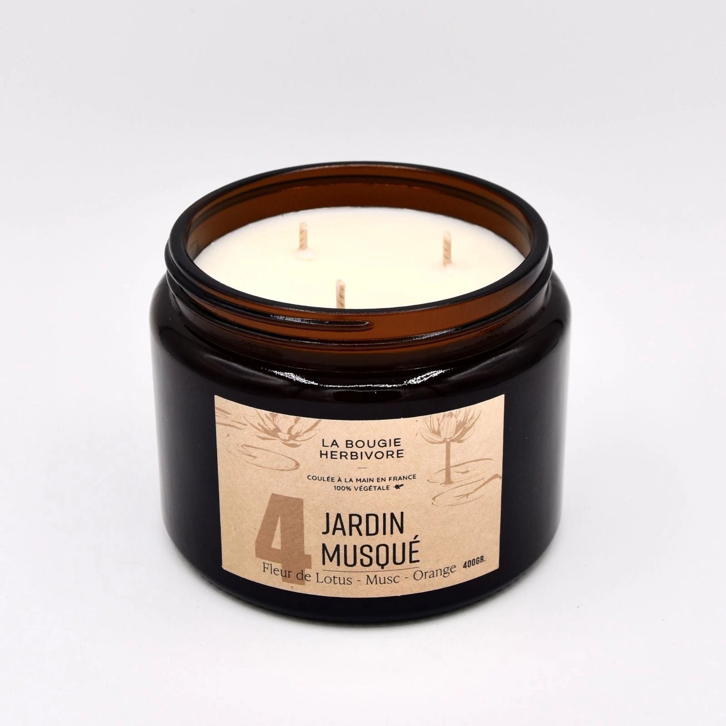 Bougie fleur de lotus et musc de La Bougie Herbivore avec trois mèches, parfum jardin musqué