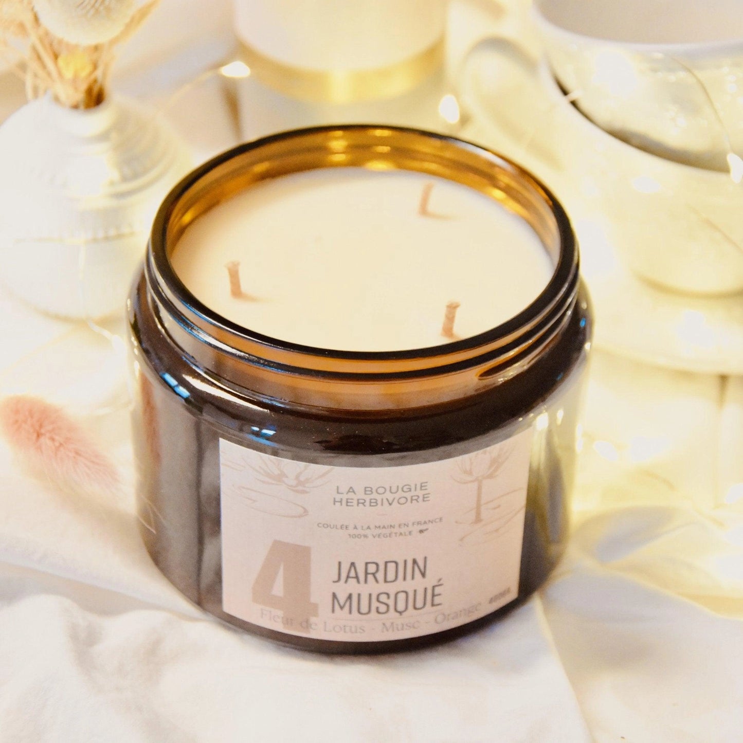 Bougie fleur de lotus et musc de La Bougie Herbivore avec trois mèches et parfum apaisant