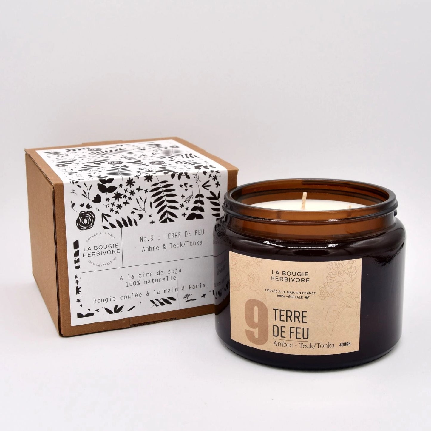 Bougie parfumée ambre teck de La Bougie Herbivore, artisanale en cire de soja, présentée dans un pot élégant, 400g